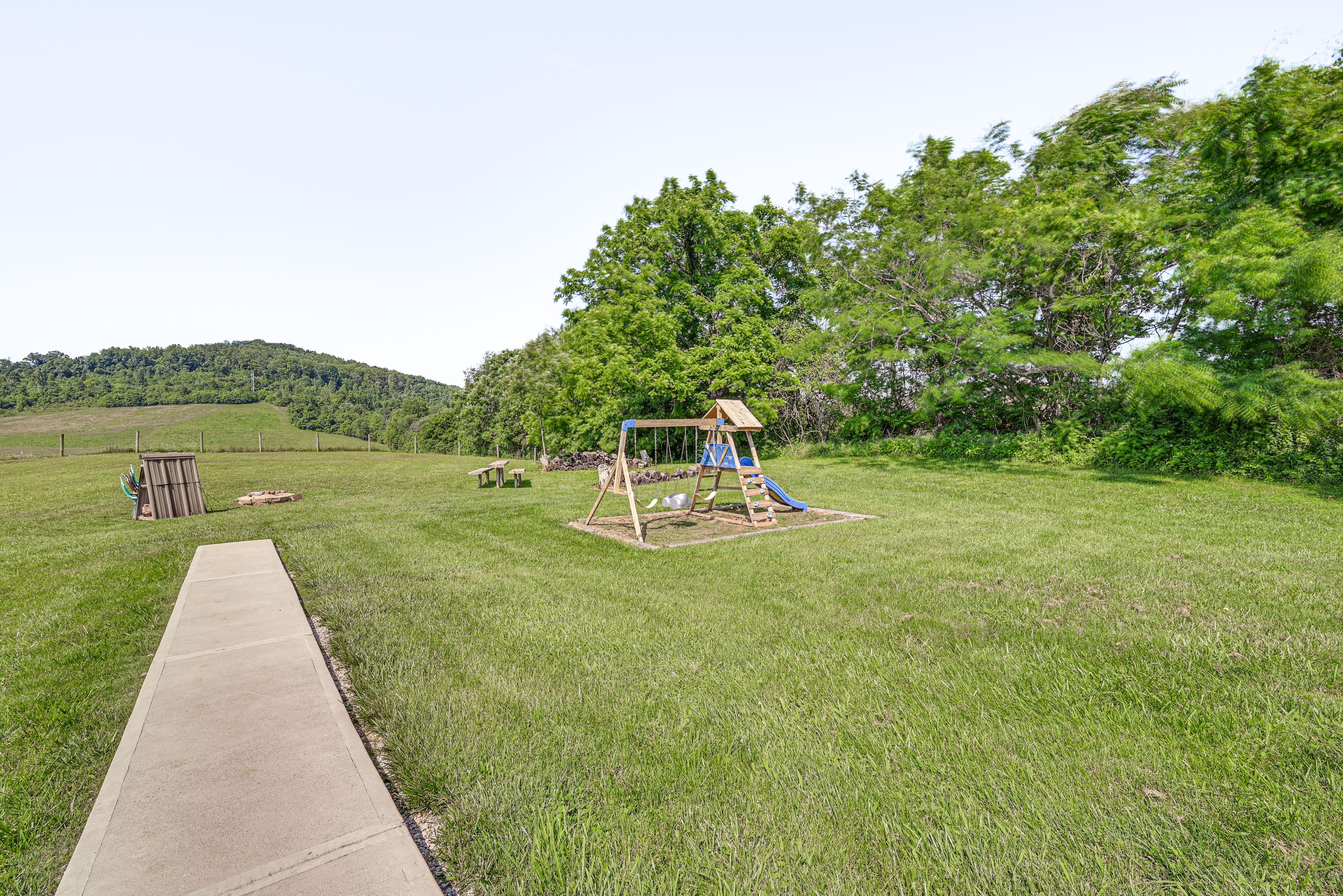 Private Backyard | Fully Fenced | Playset | Wood-Burning Fire Pit