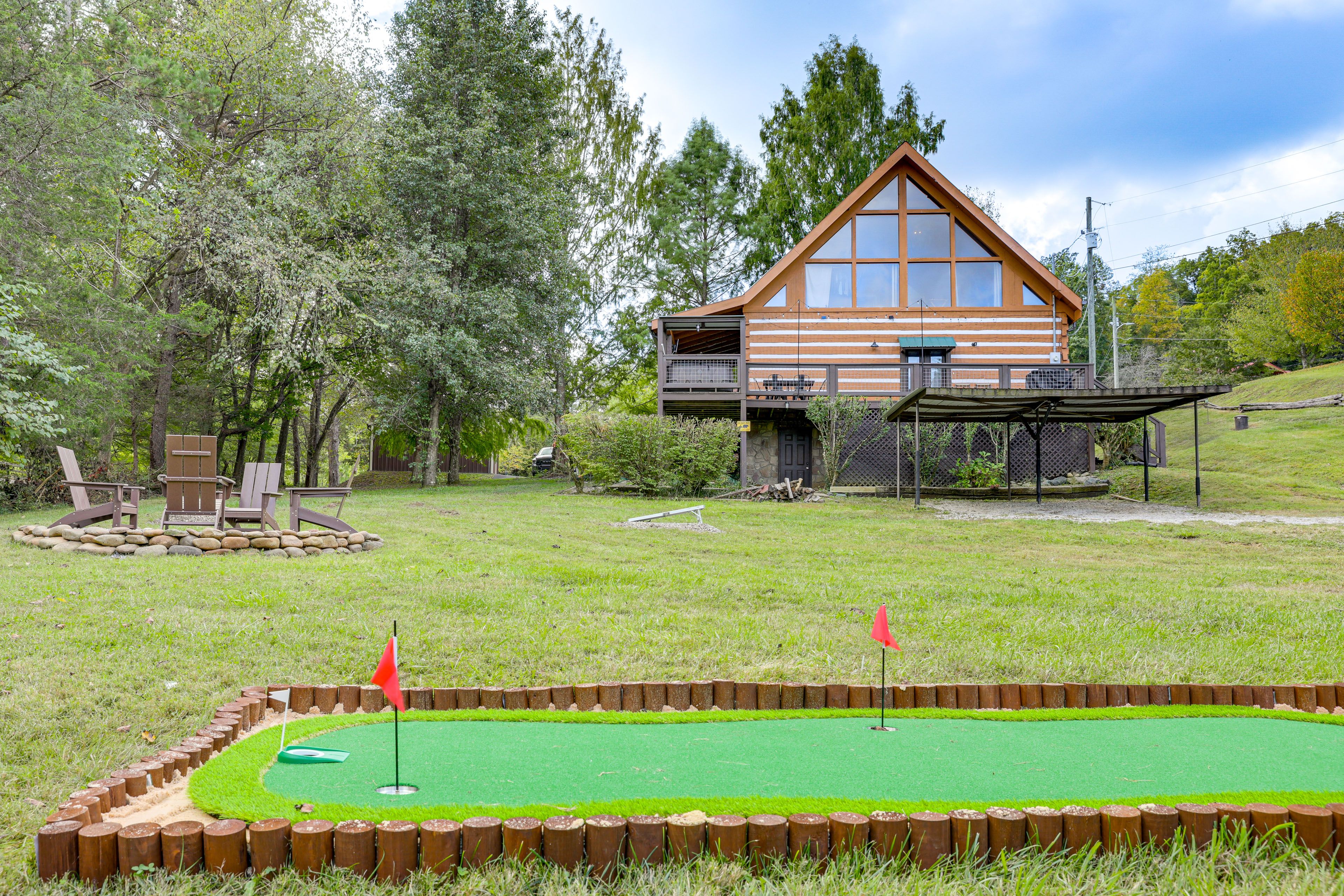 Private Yard | Putting Green | Fire Pit | Cornhole