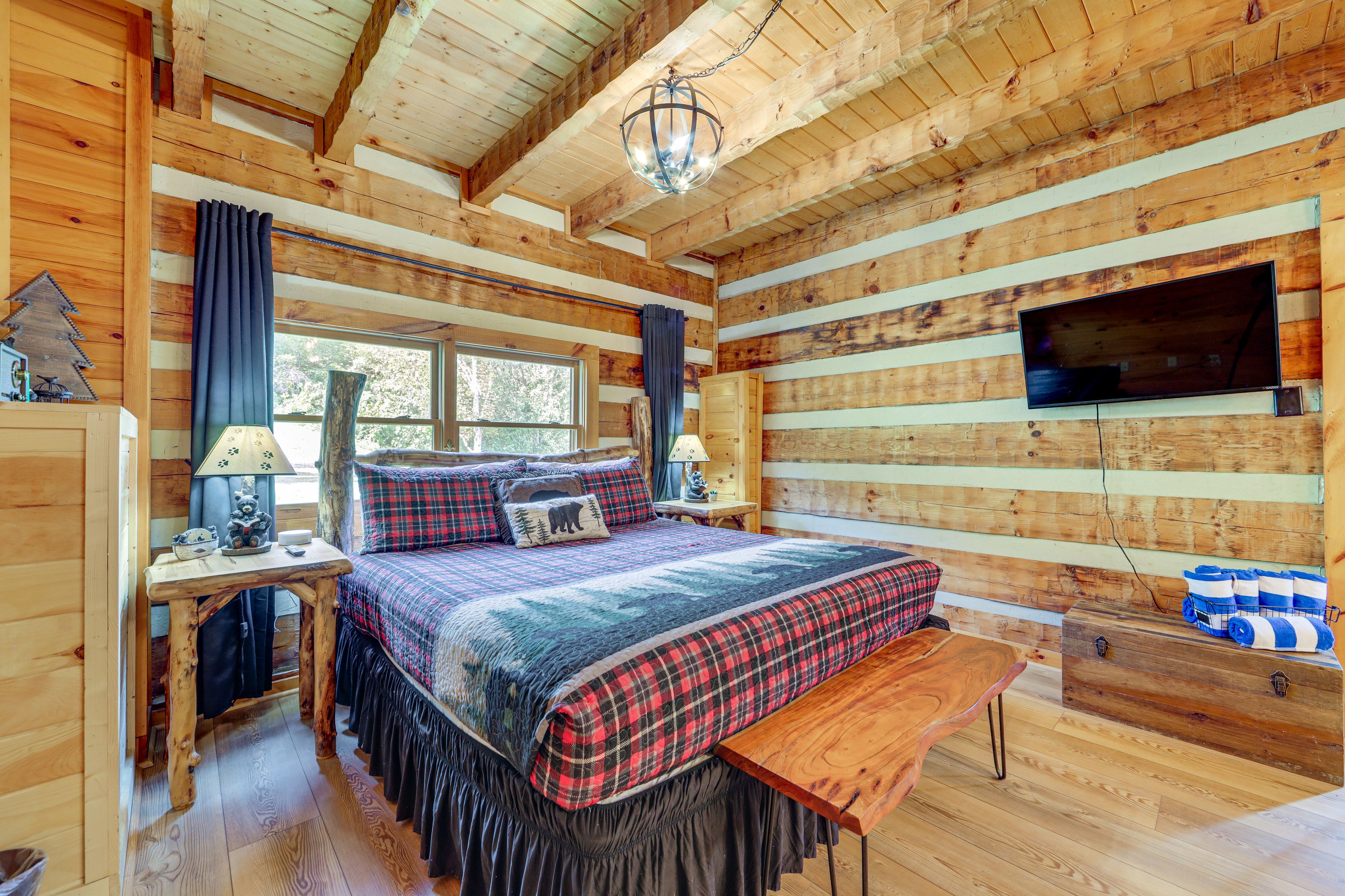 Bedroom 1 | King Bed | Smart TV | Soaker Tub | 1st Floor