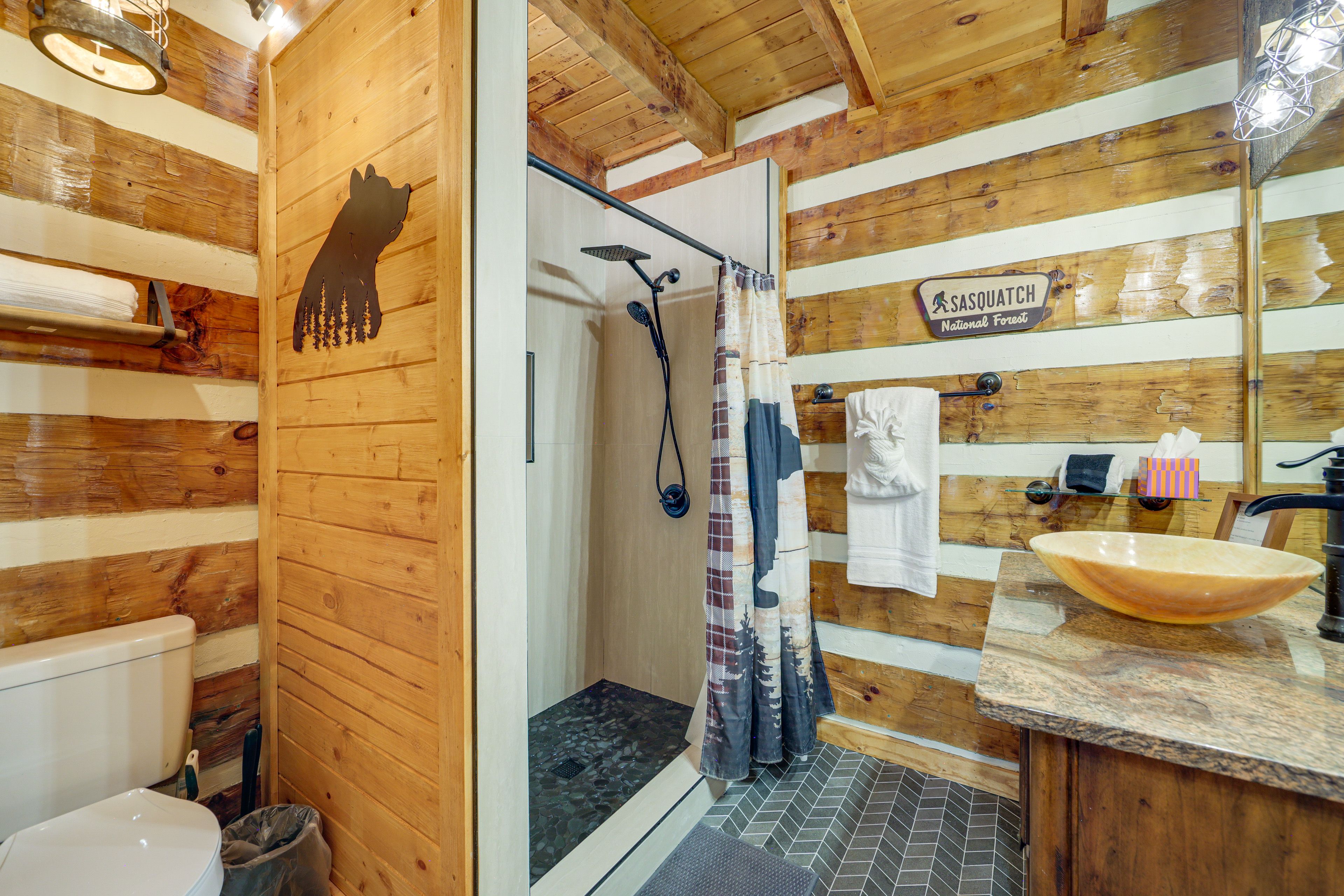 En-Suite Bathroom | Towels Provided | 1st Floor