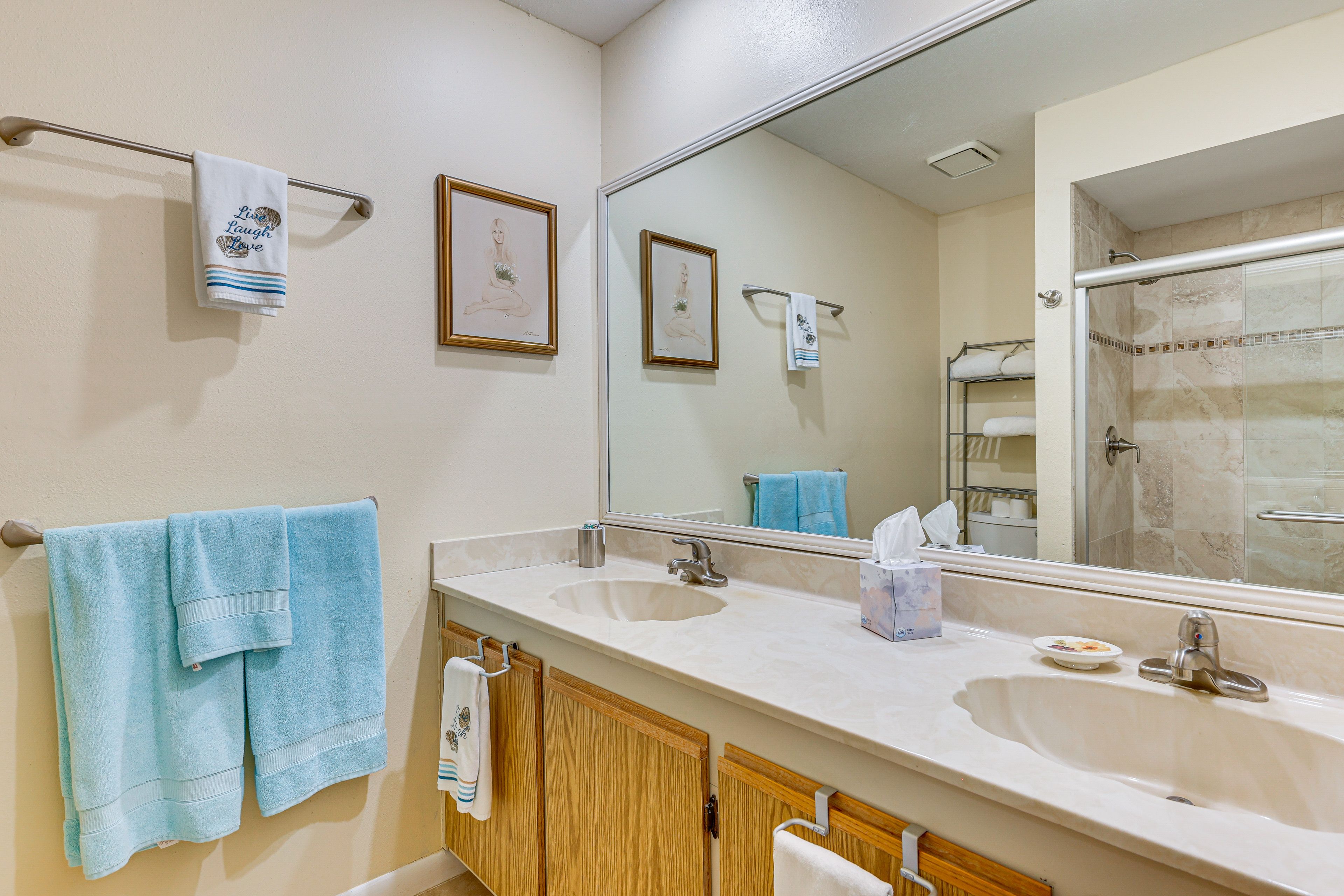 Full Bathroom | Towels Provided