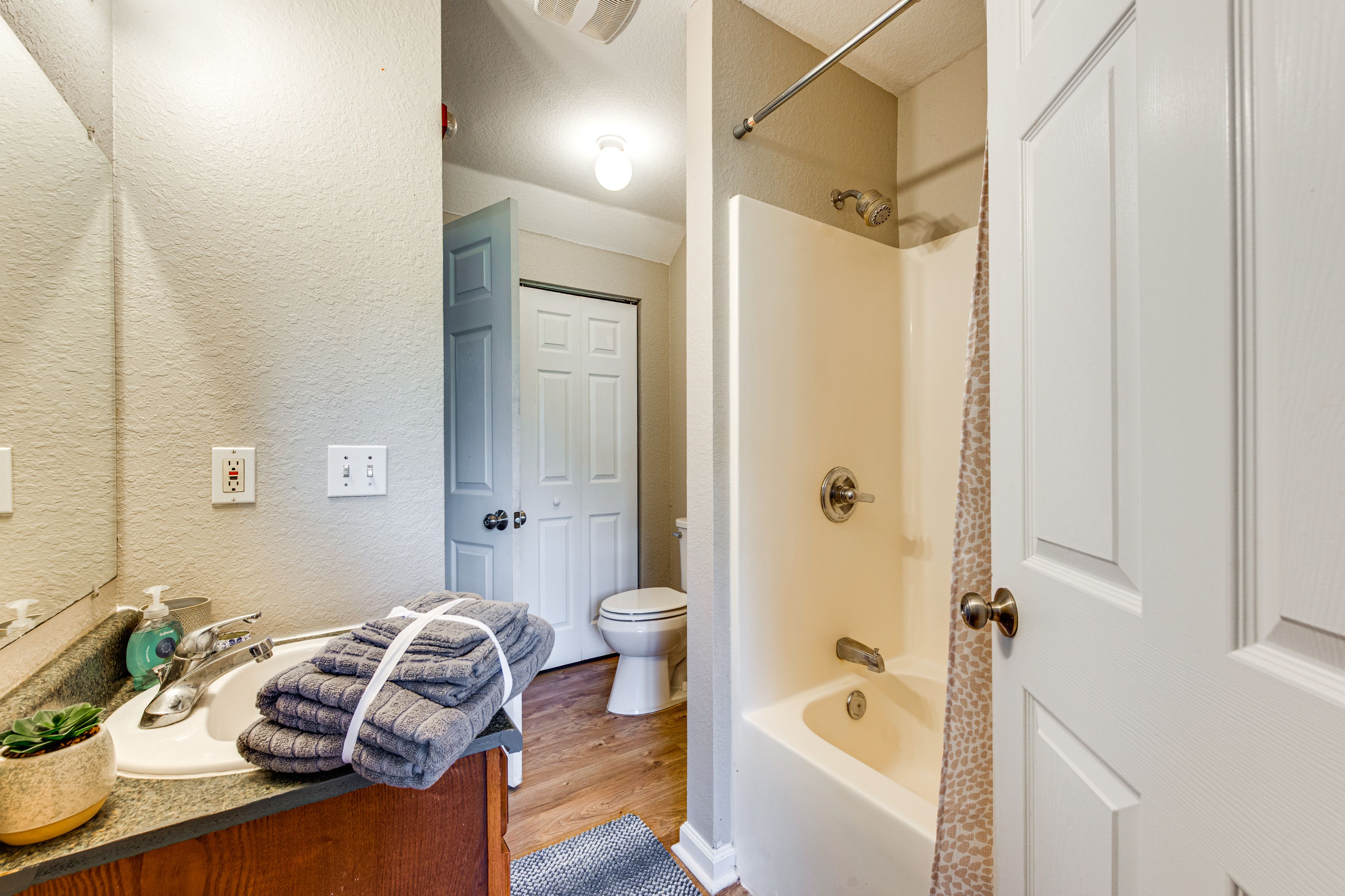 Full Bathroom | Towels Provided | 1st Floor