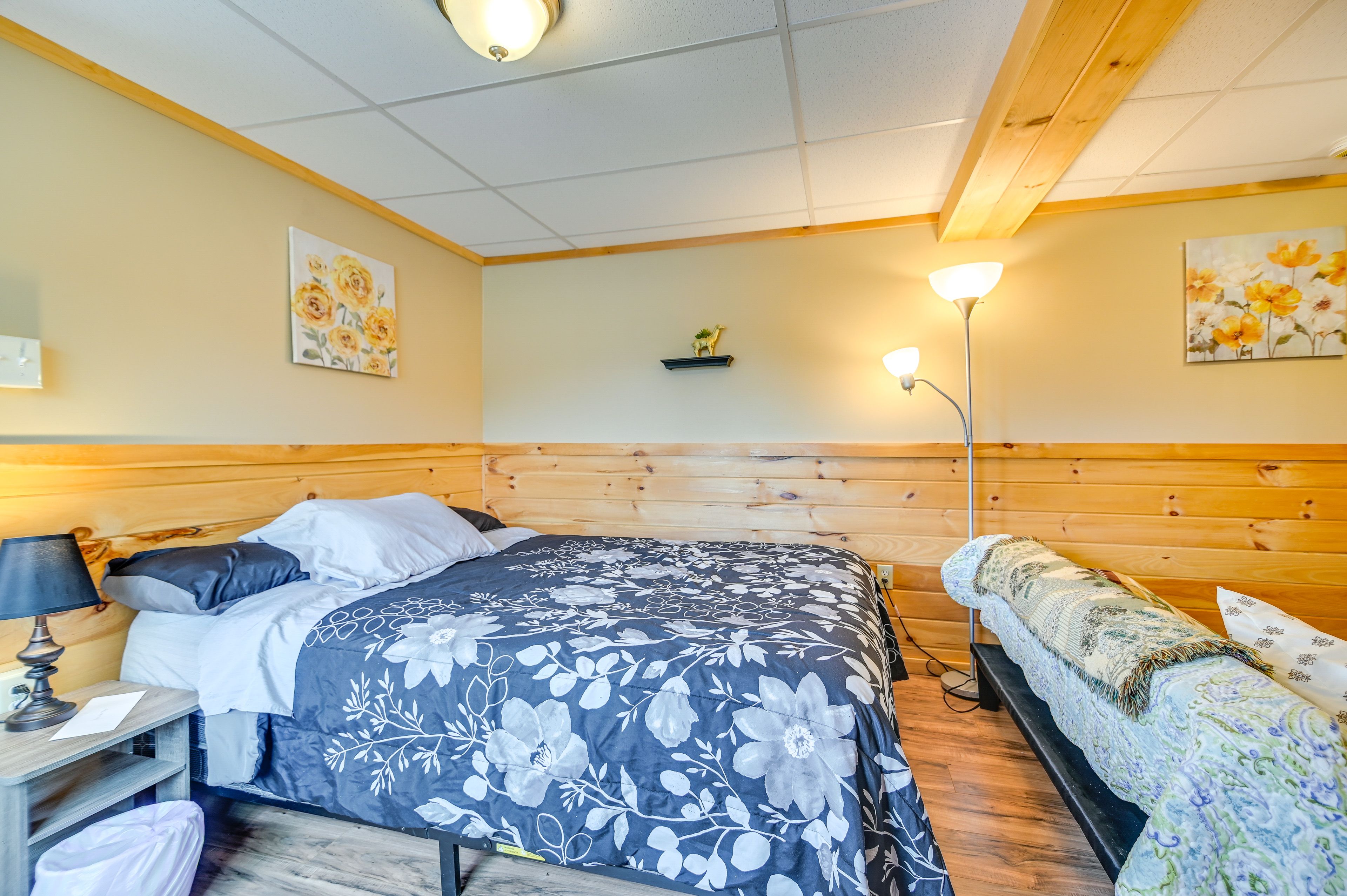 Studio | Queen Bed