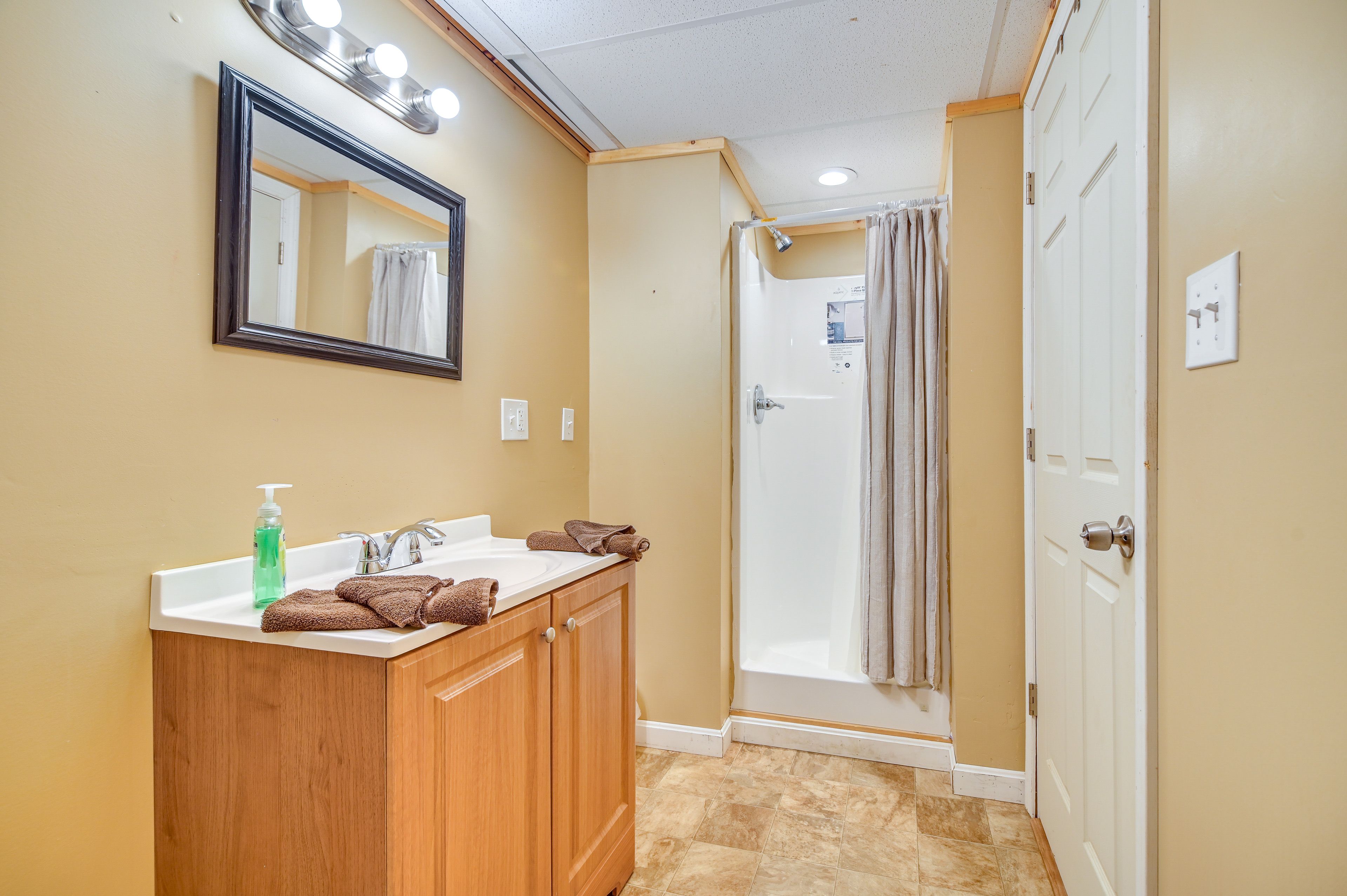Full Bathroom
