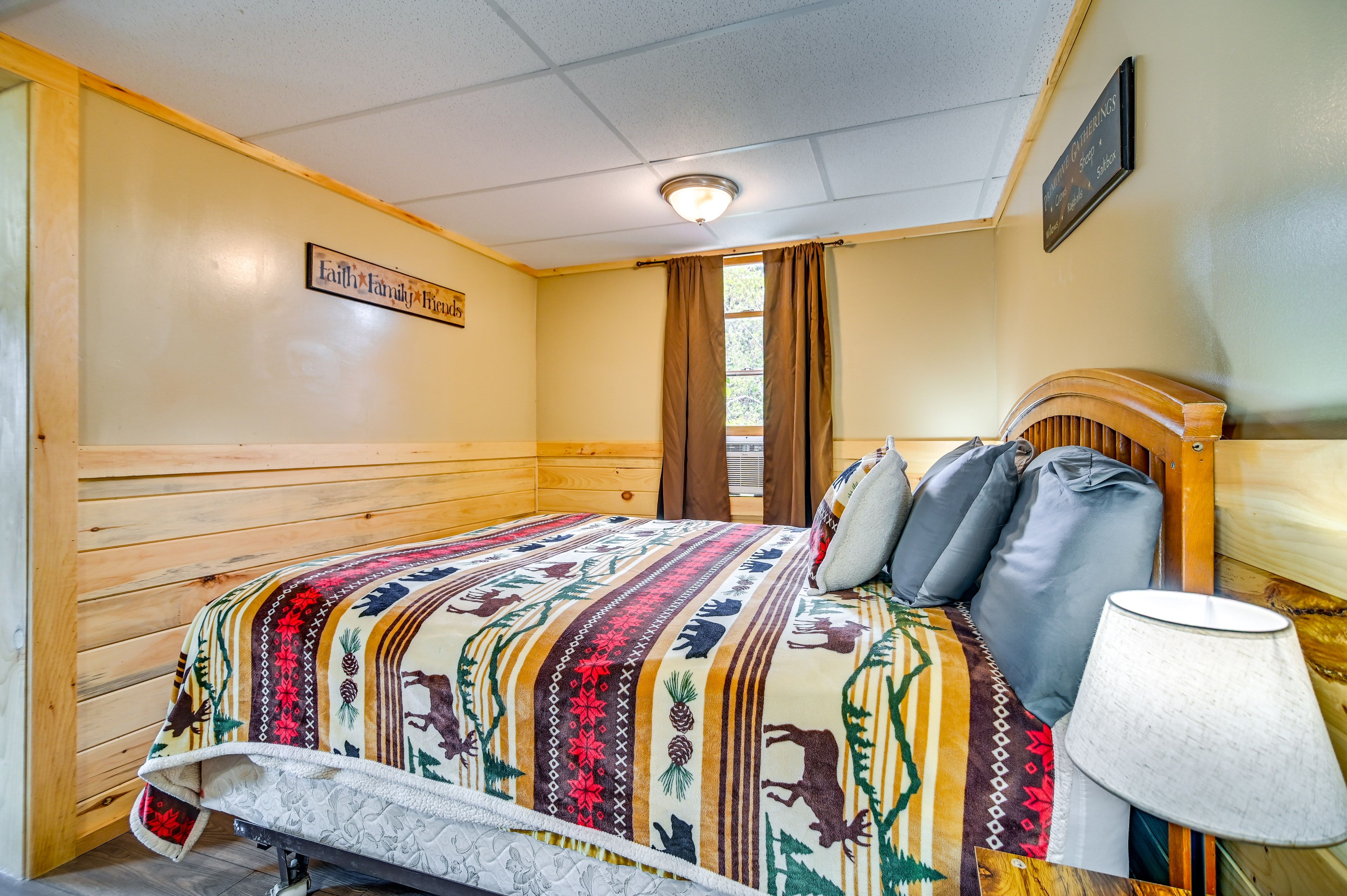 Studio | Queen Bed