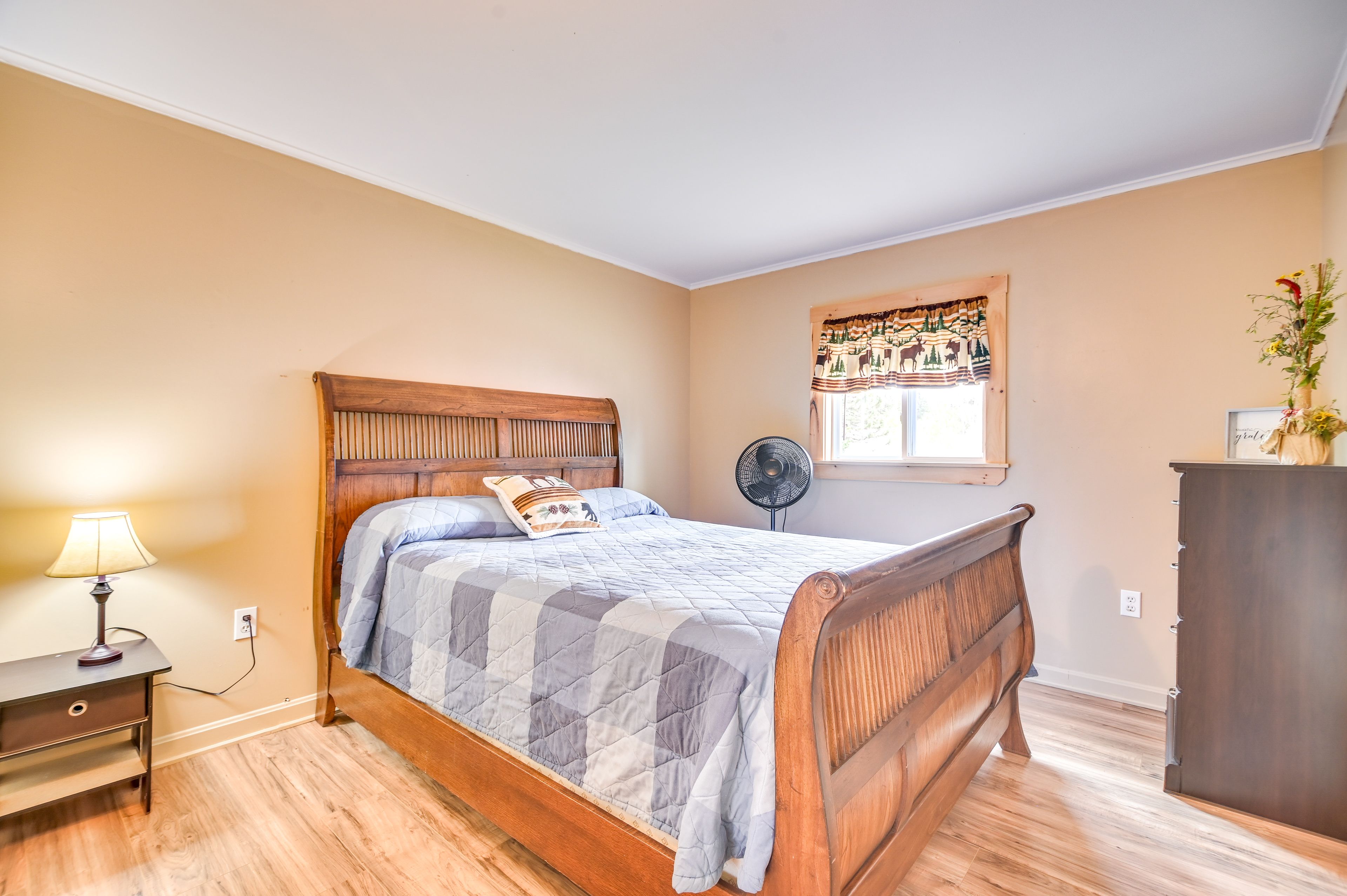 Bedroom 3 | Queen Bed