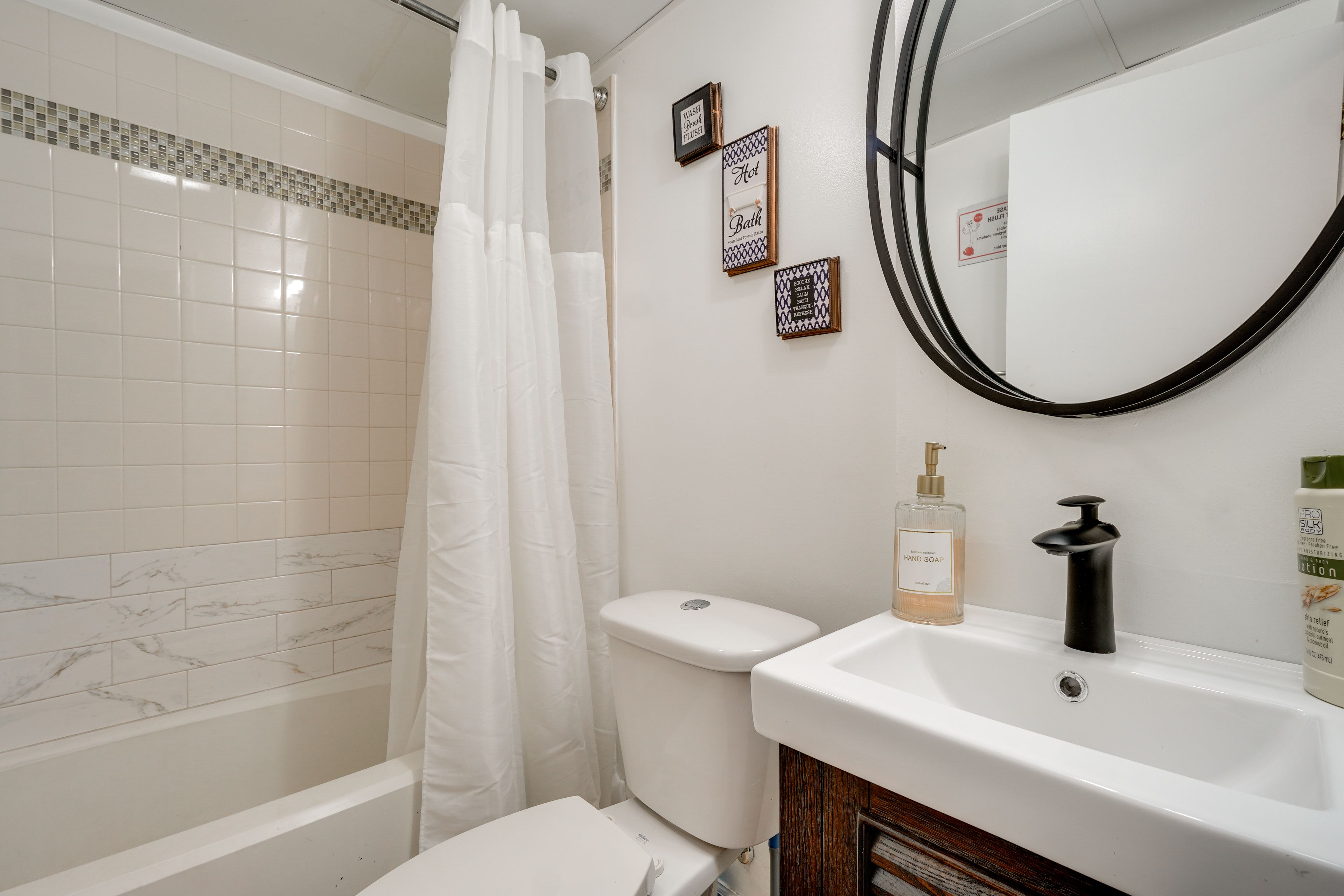 Full Bathroom | Lower Level | Towels Provided