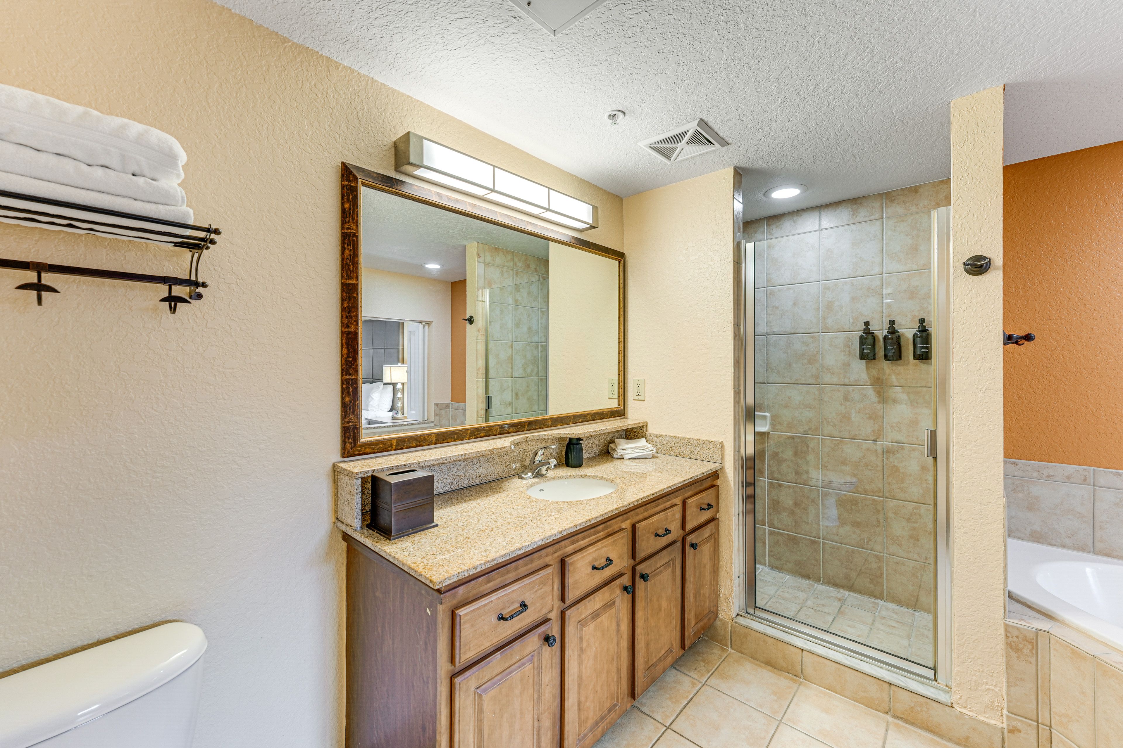 Full Bathroom | Towels Provided