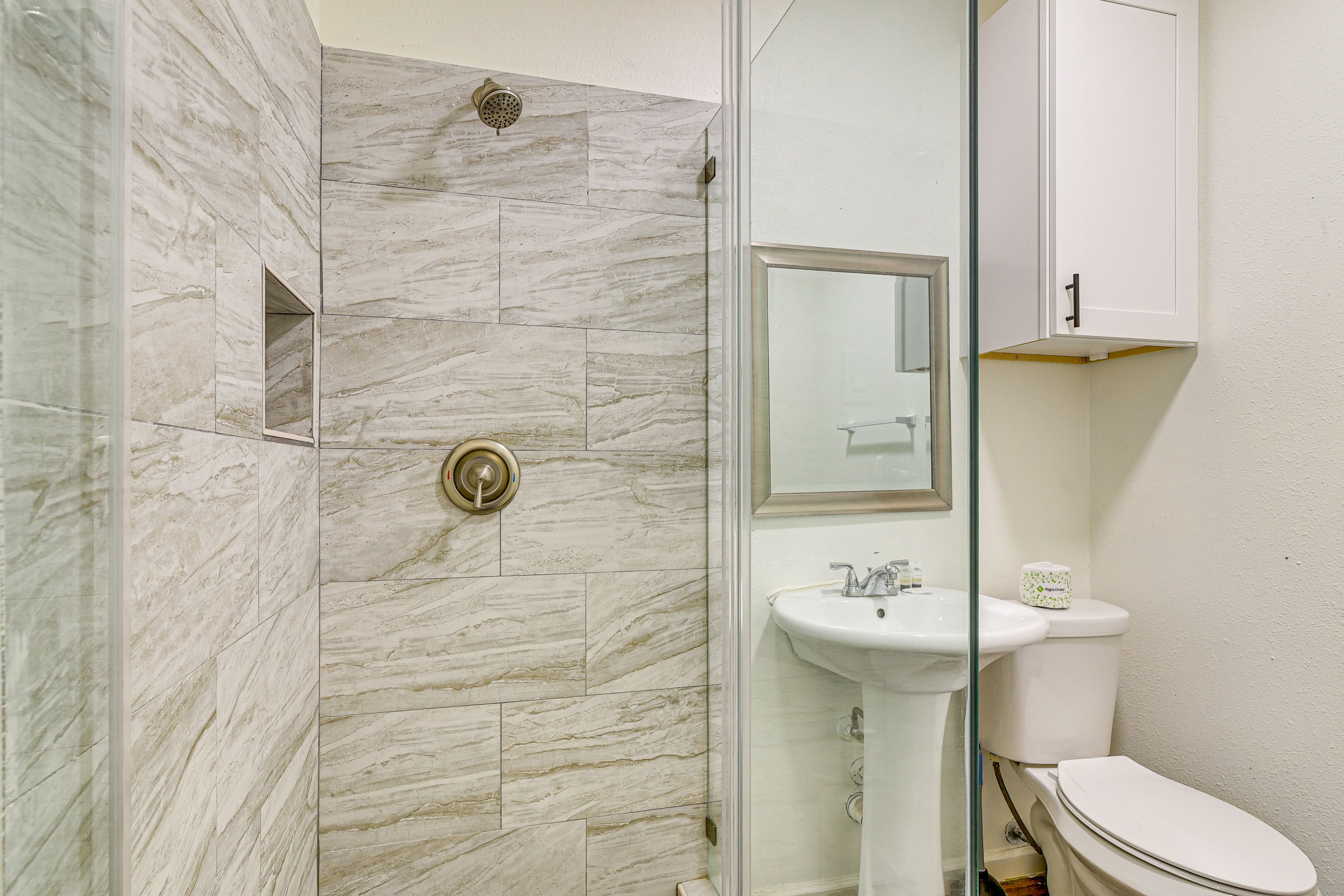 Full Bathroom | Towels Provided