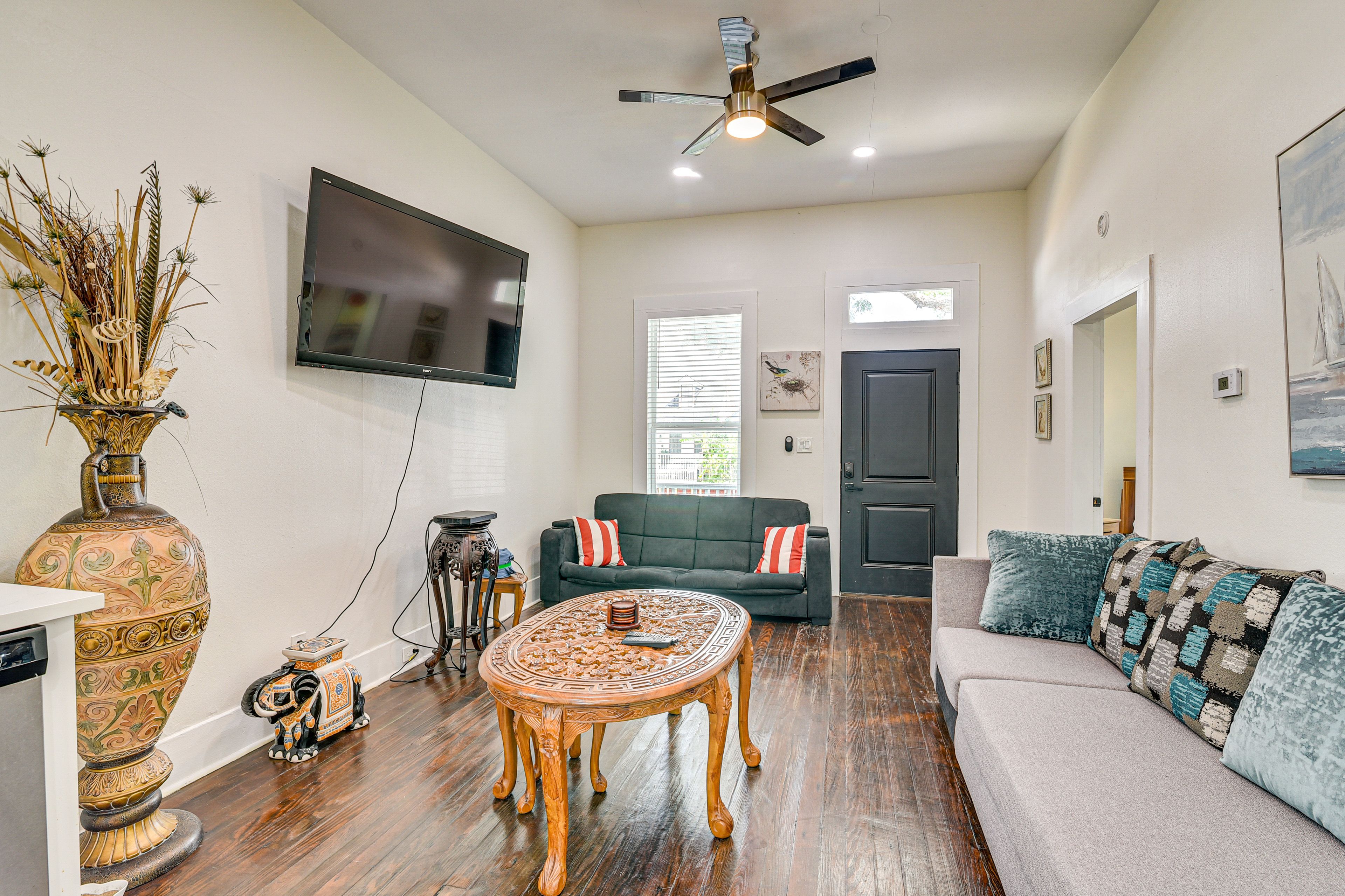 Living Room | Free WiFi | Smart TV
