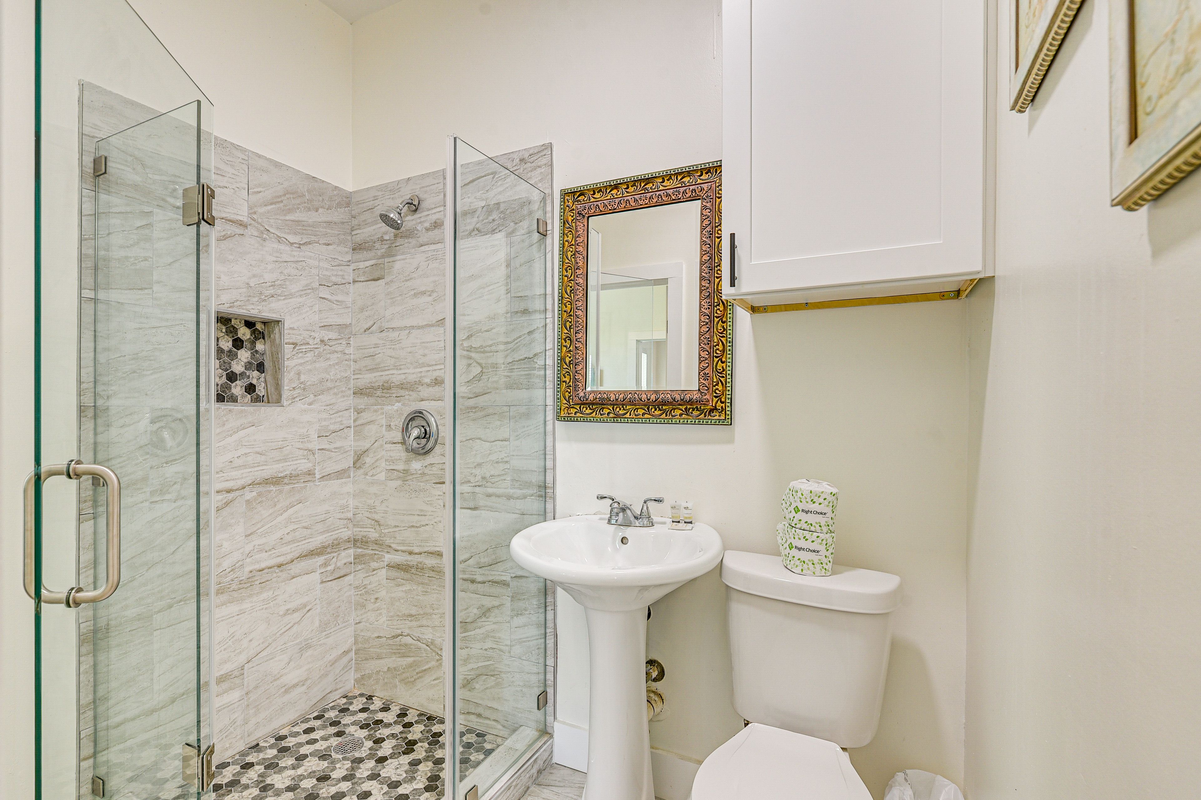 Full Bathroom | Towels Provided