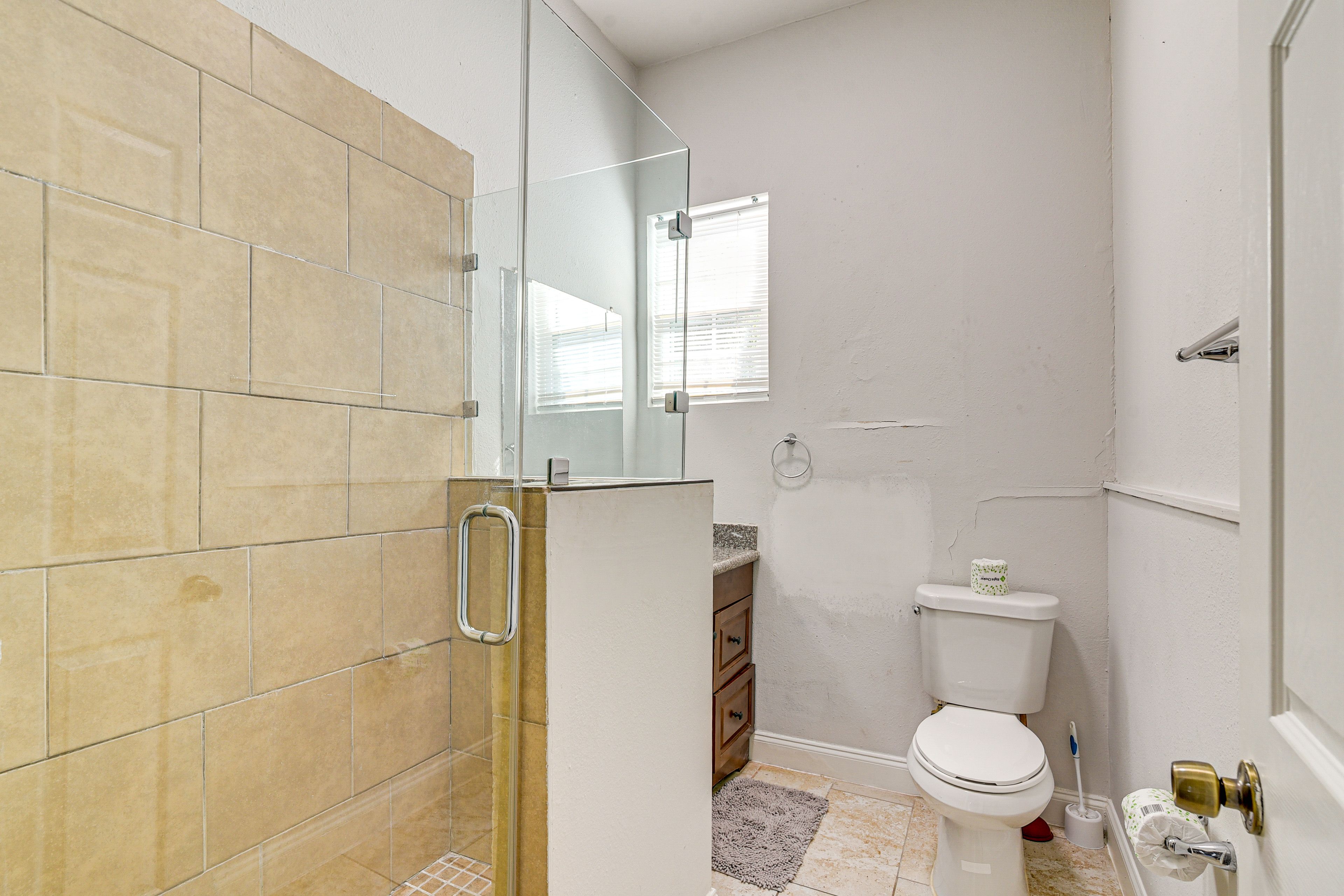 Full Bathroom | Towels Provided