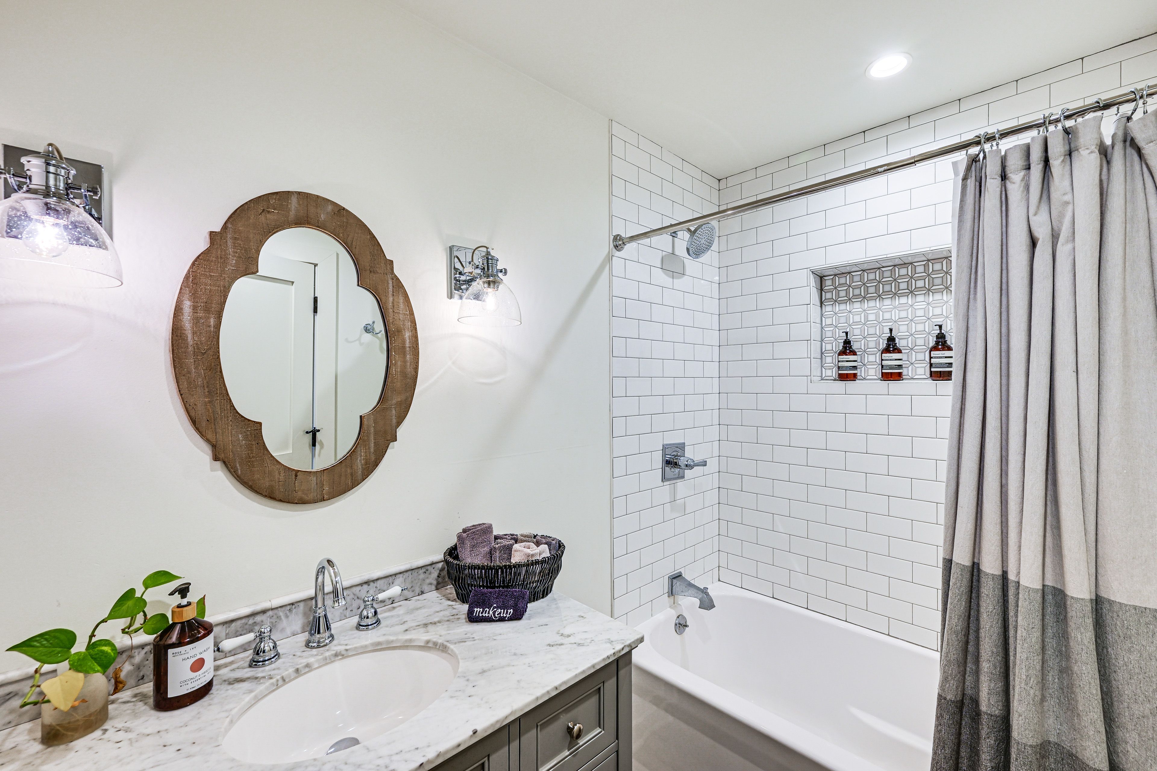 Full Bathroom | Complimentary Toiletries