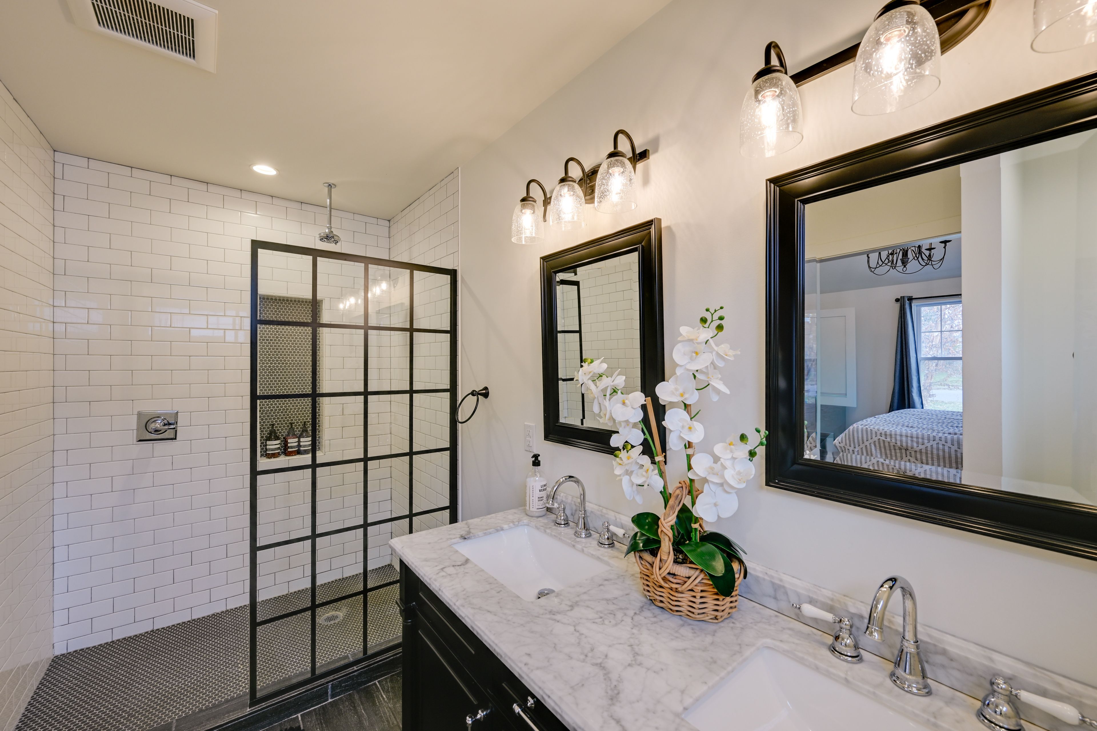 Full Bathroom | Towels Provided