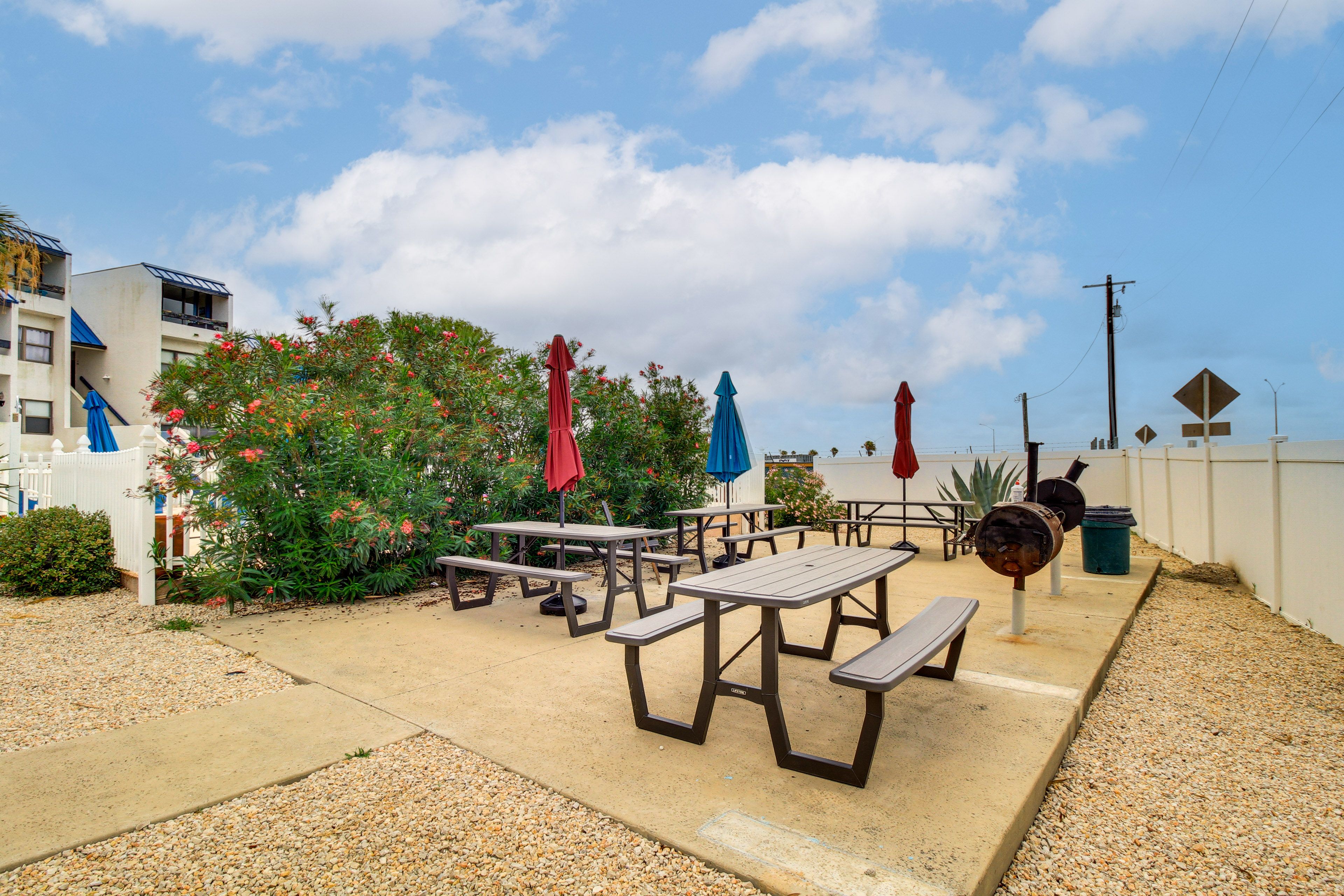 Community Amenities | Outdoor Pool & Hot Tub | Charcoal Grills