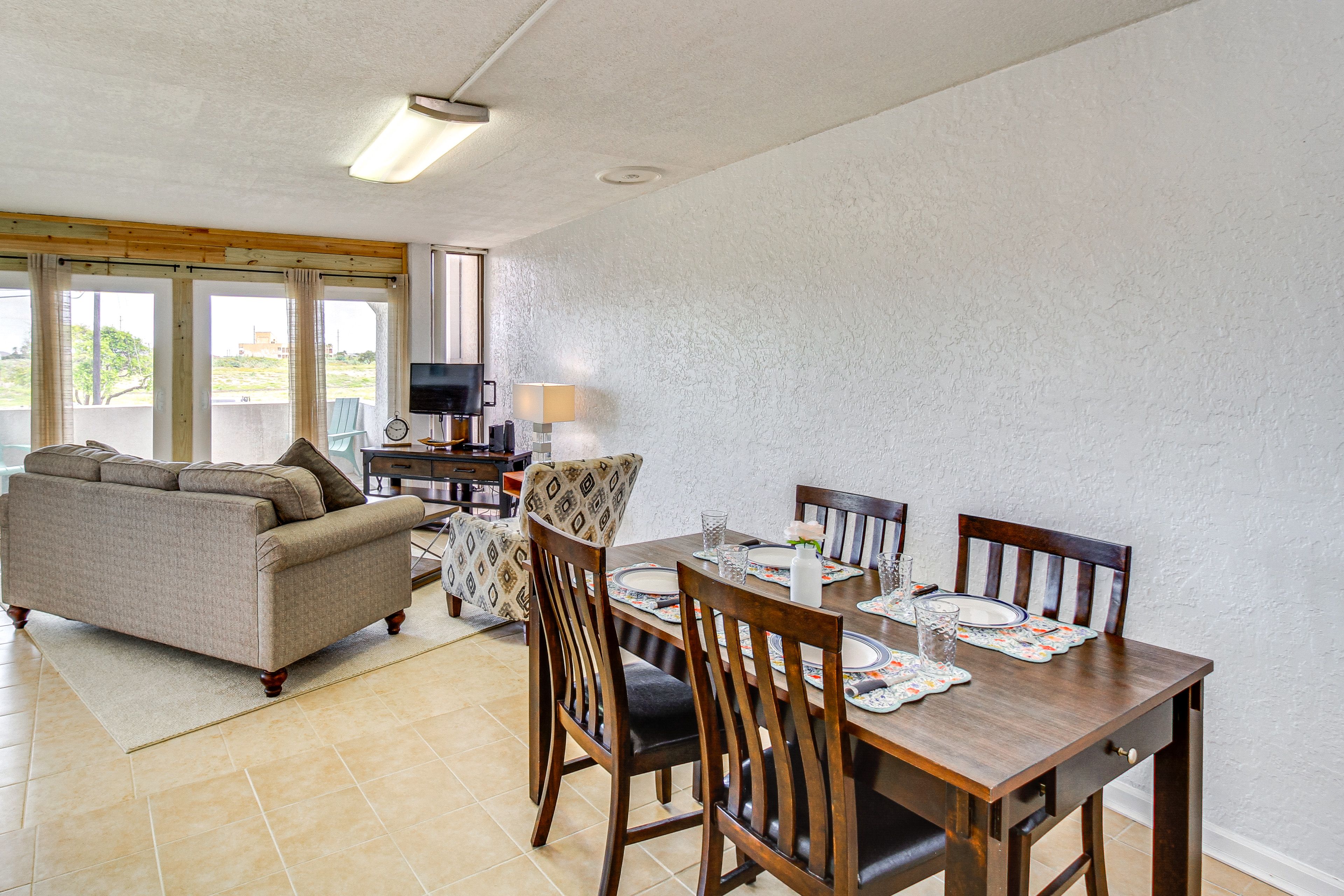 Dining Area | Dishware/Flatware