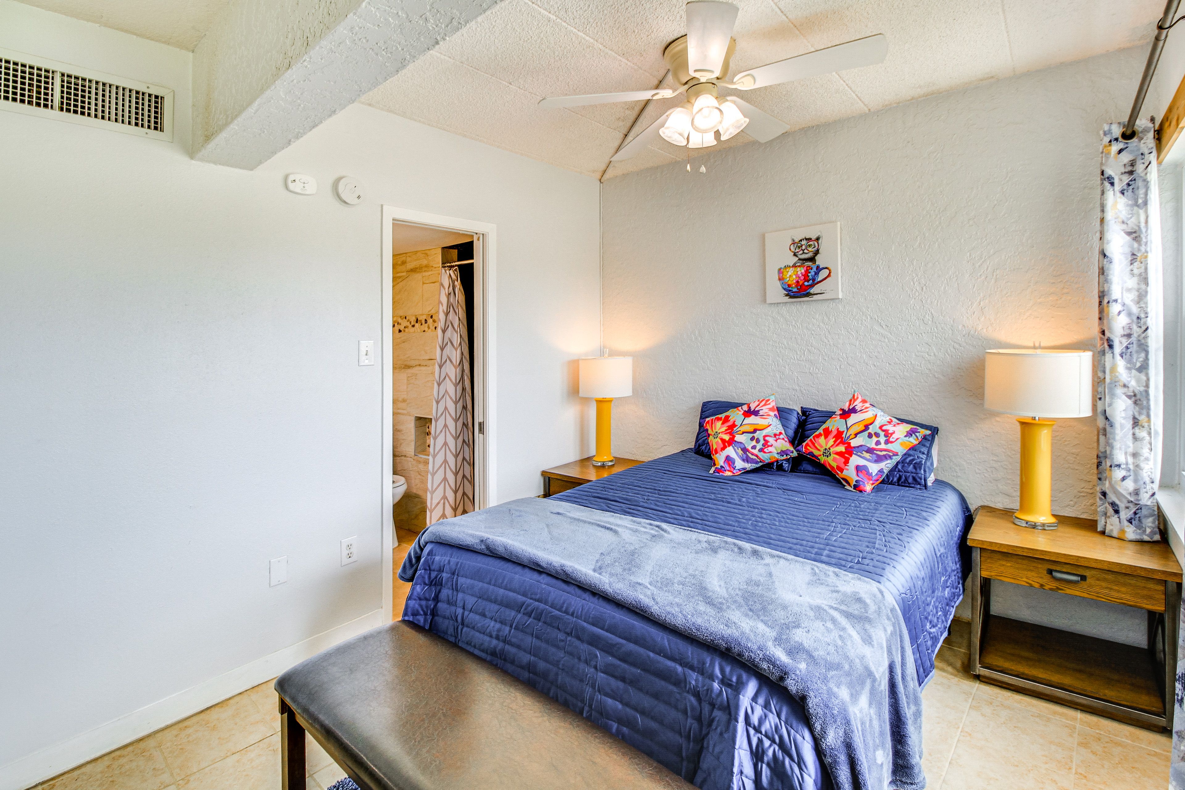 Studio | Queen Bed
