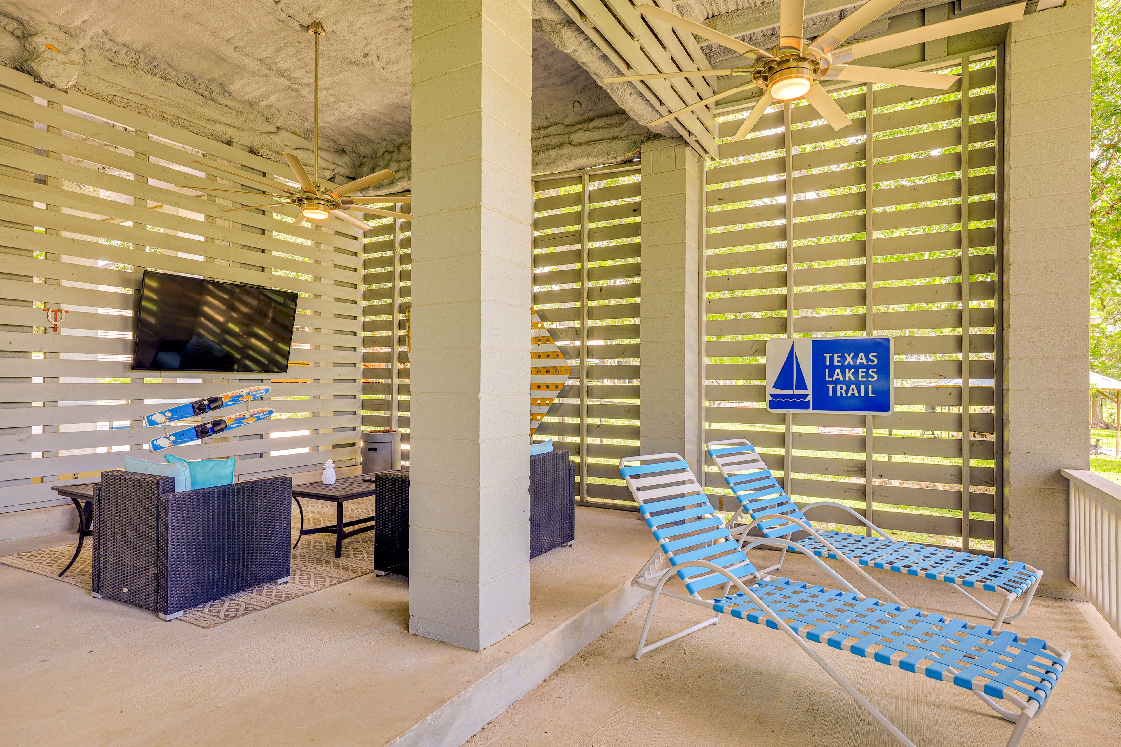 Covered Patio | Smart TV