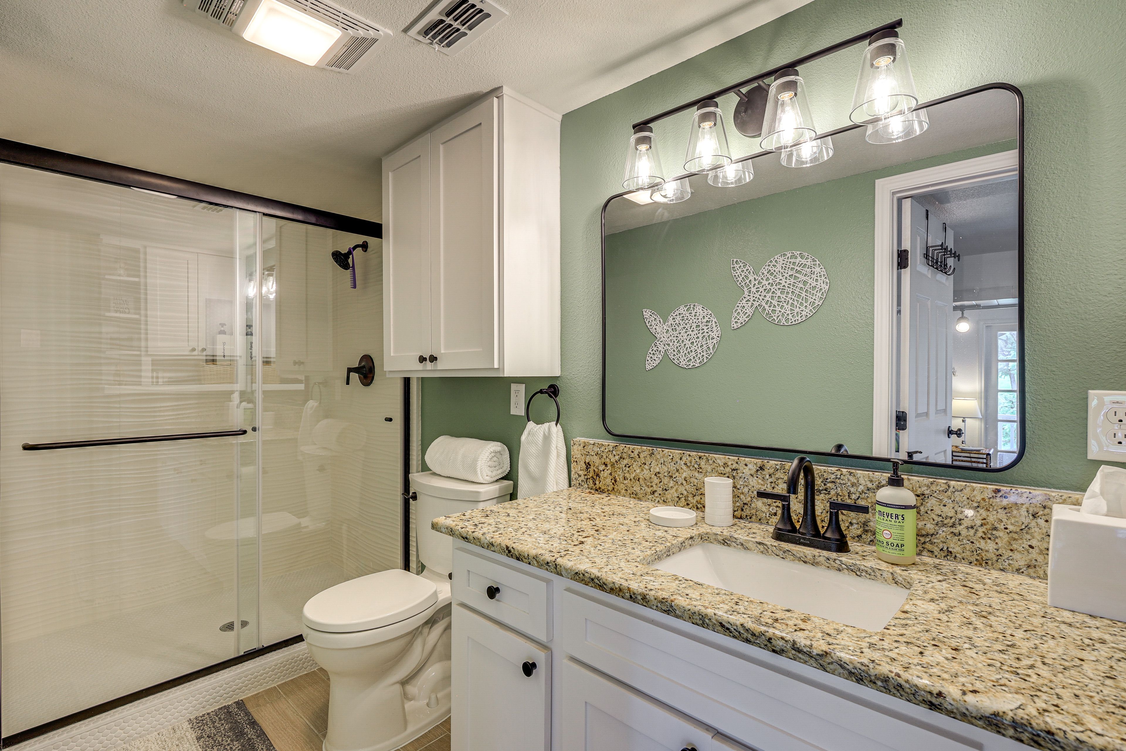 Full Bathroom | Complimentary Toiletries | 1st Floor