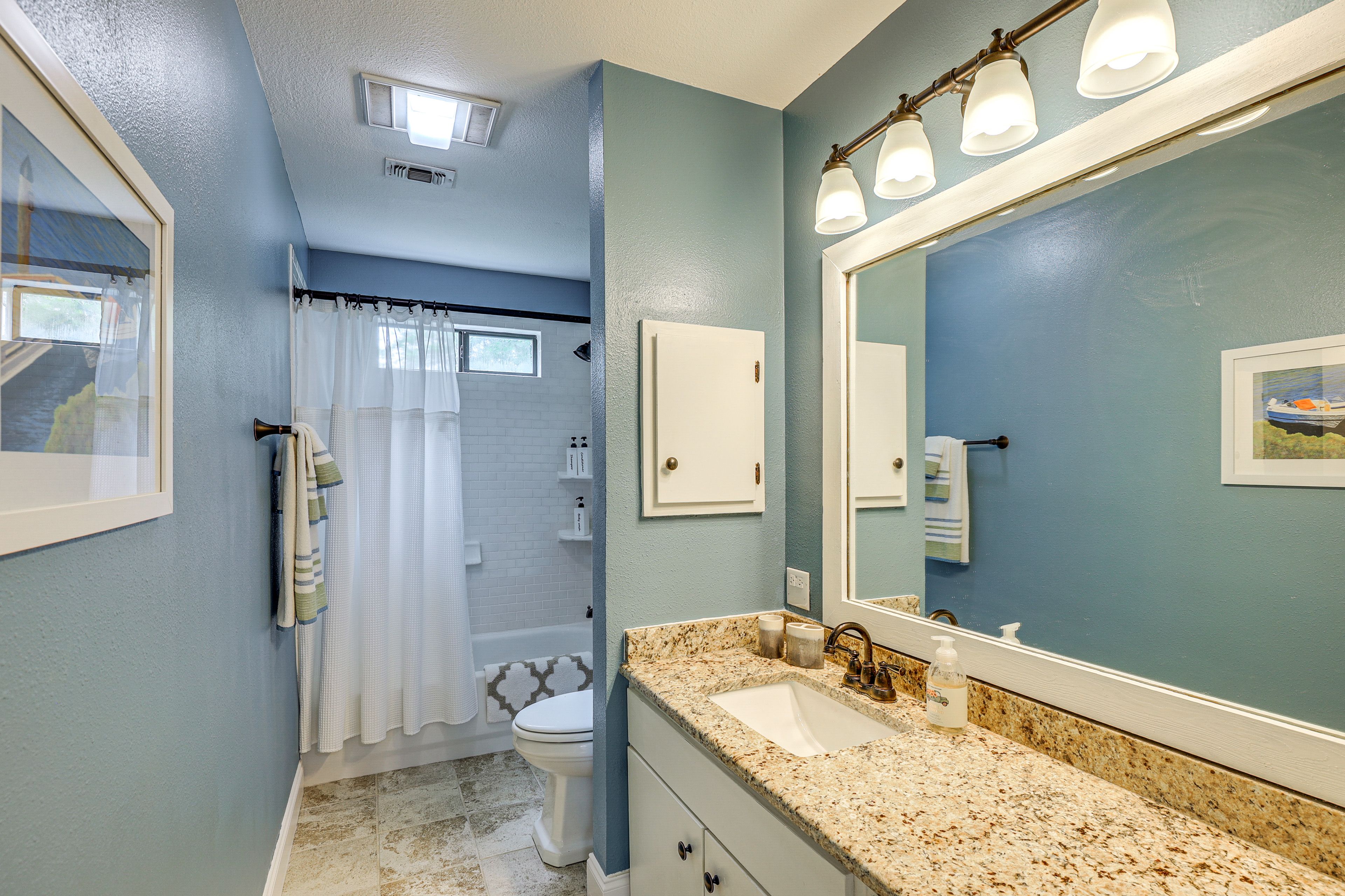 Full Bathroom | Towels Provided | 2nd Floor