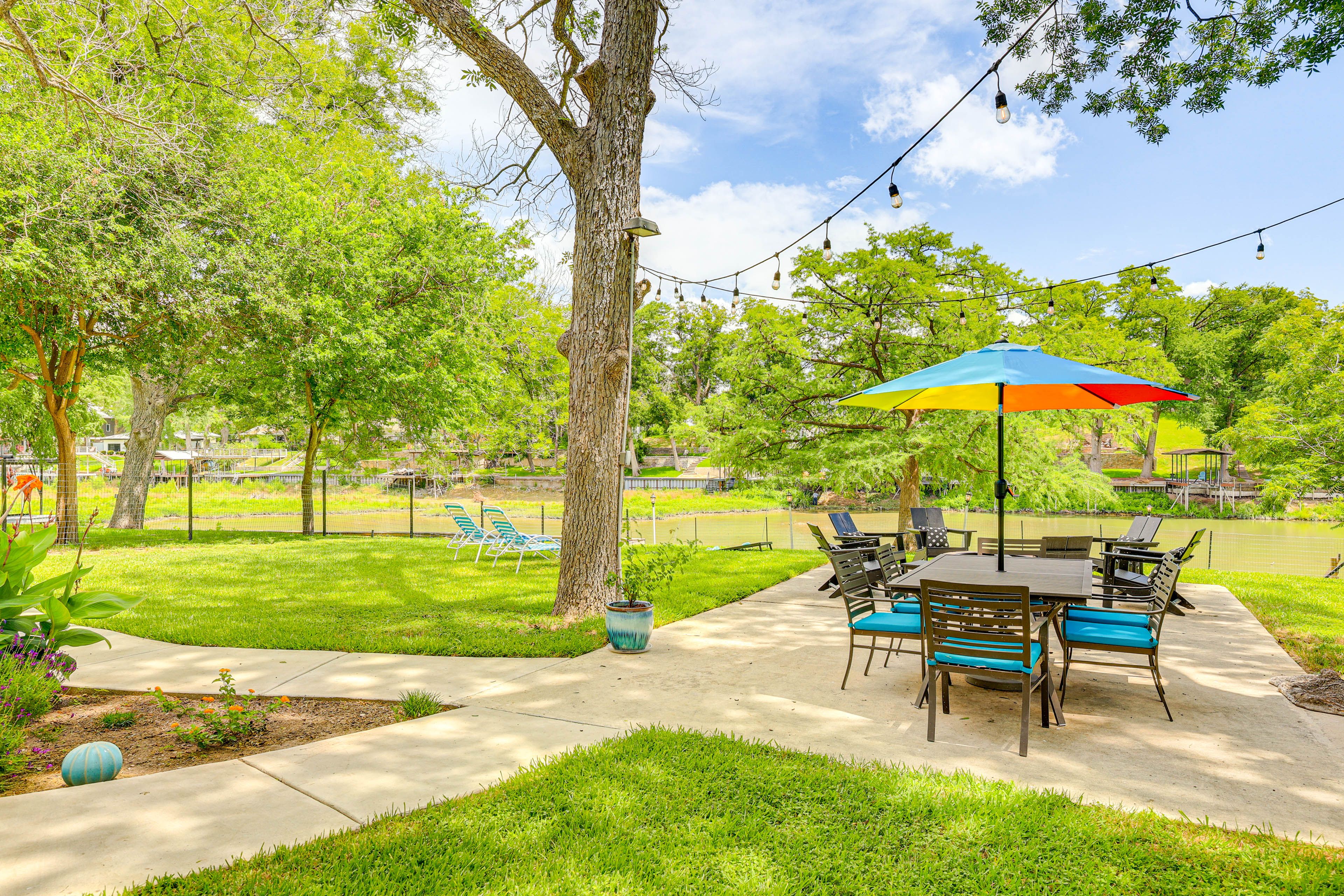 Private Yard (Fenced) | Wood-Burning Fire Pit | Dining Set | Yard Games