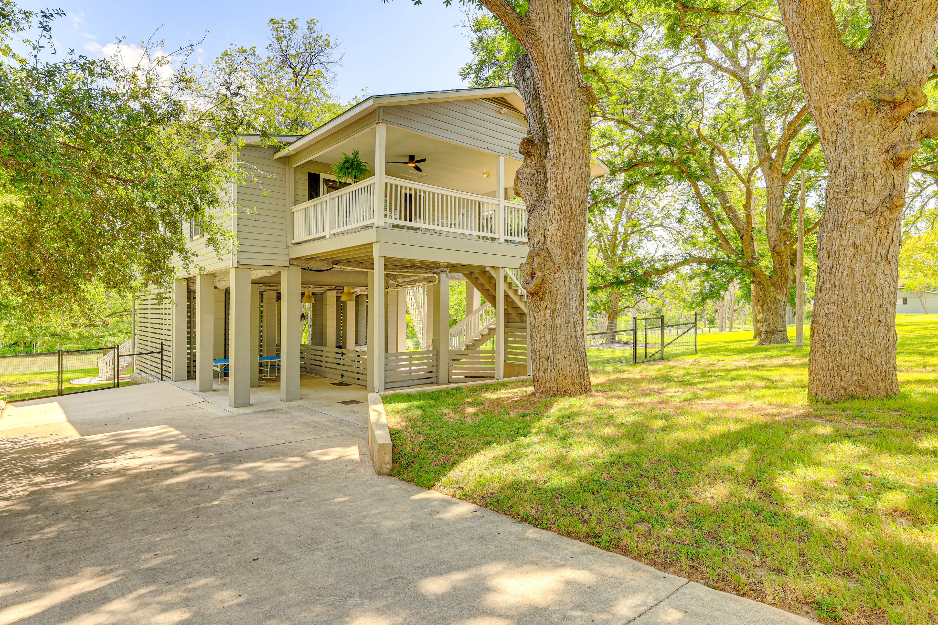 Parking | Carport (1 Vehicle) | Driveway (3 Vehicles)
