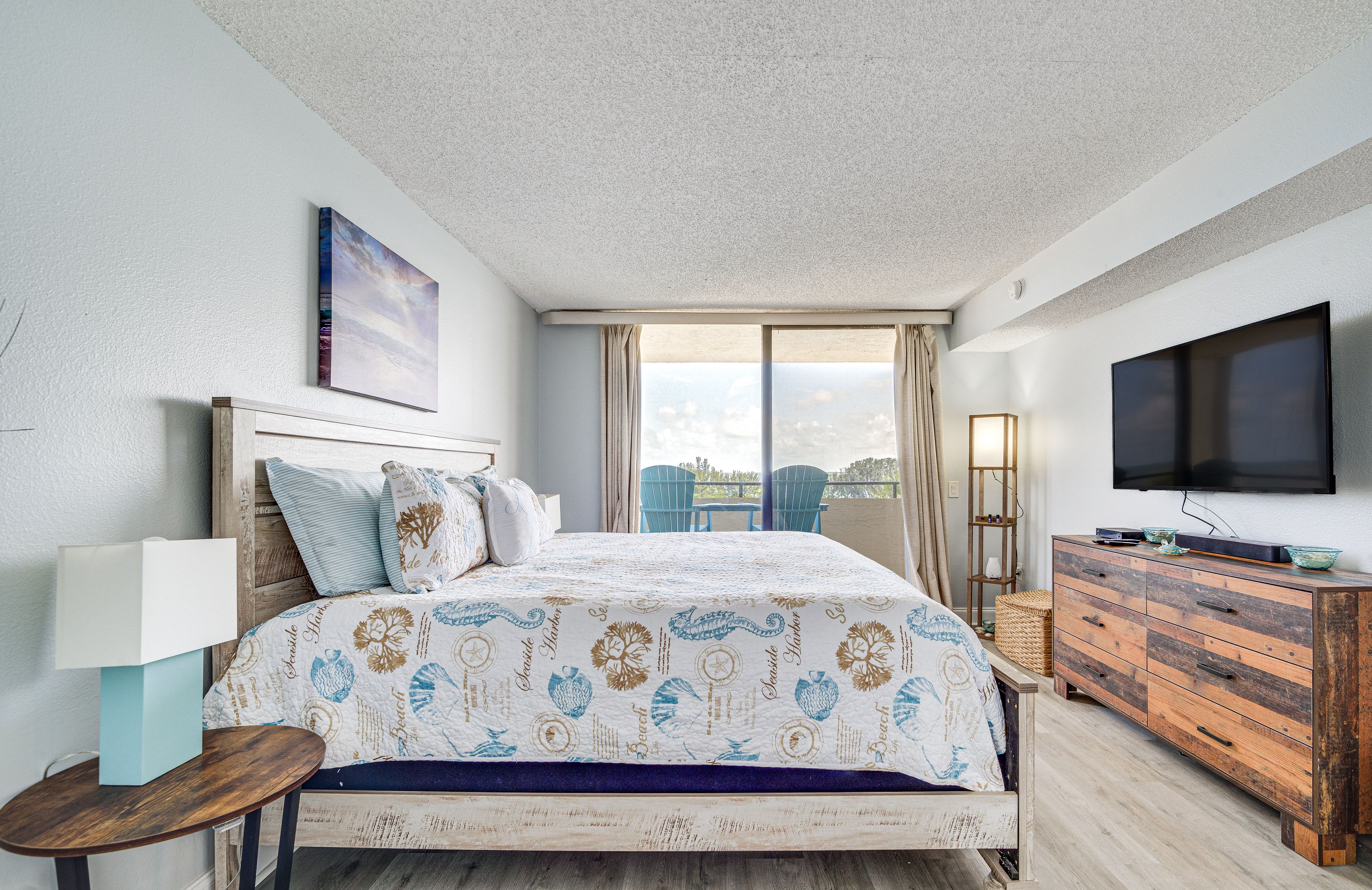 Bedroom | King Bed | Smart TV