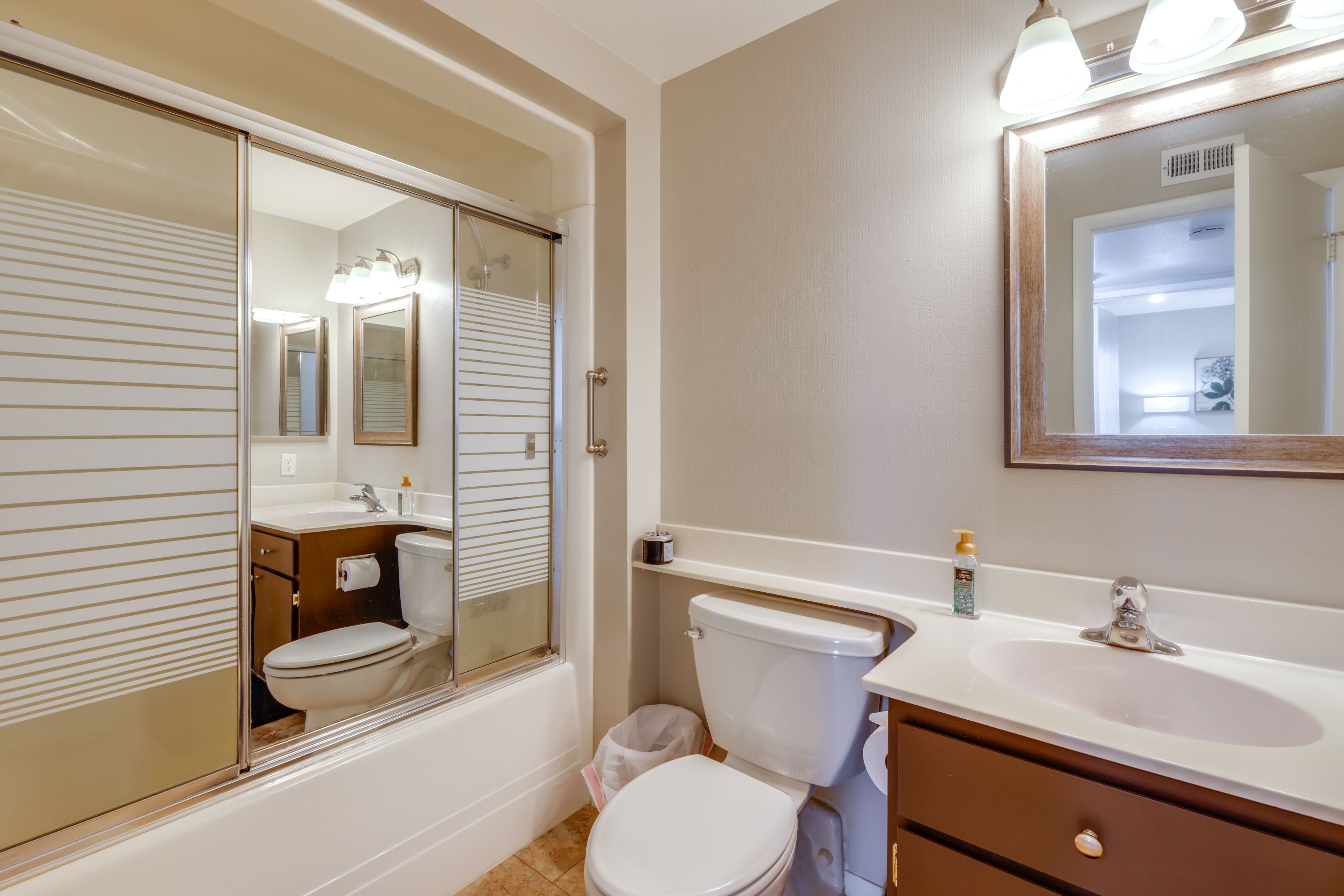 Full Bathroom | Complimentary Toiletries