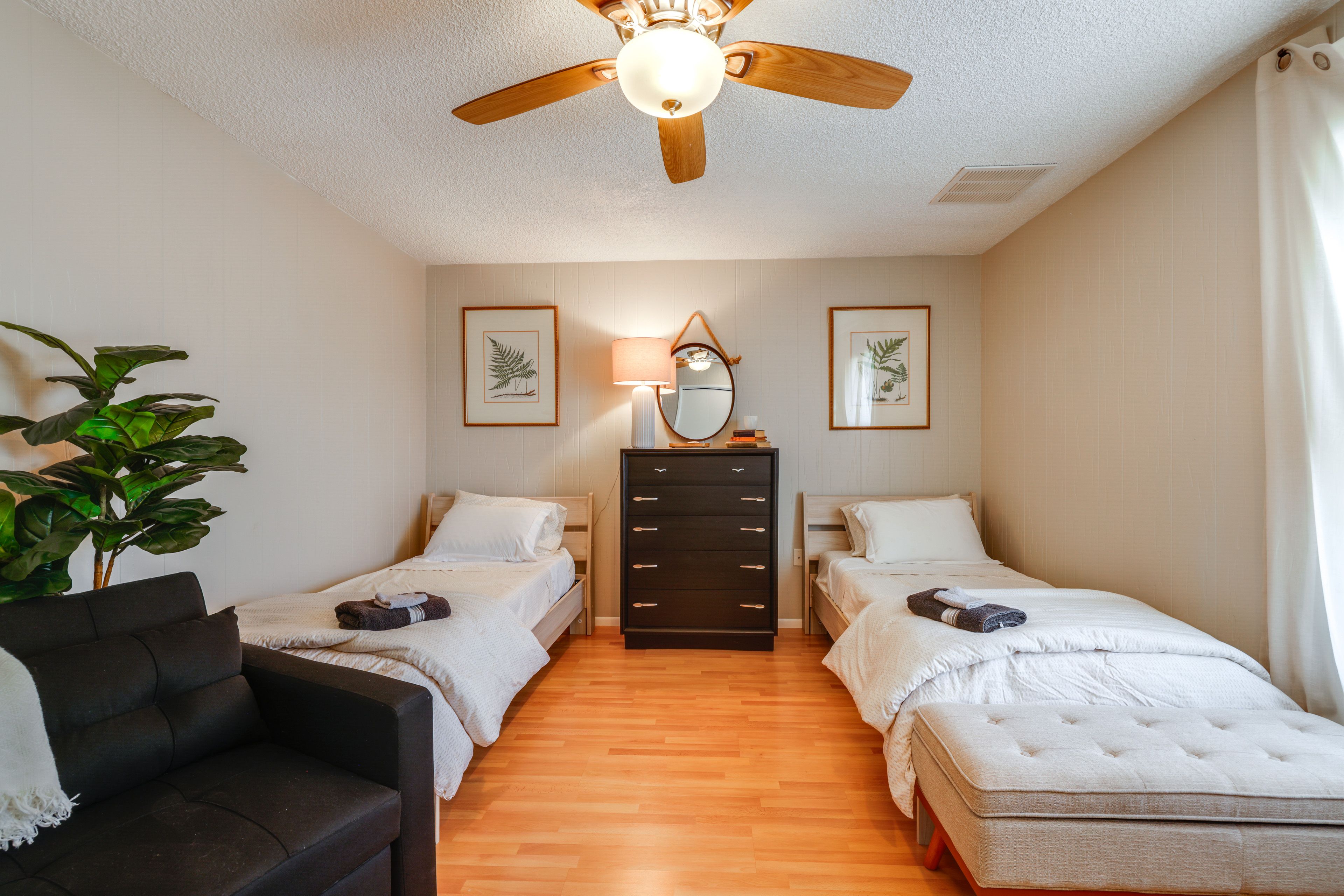 Bedroom 2 | 2 Twin Beds | Desk