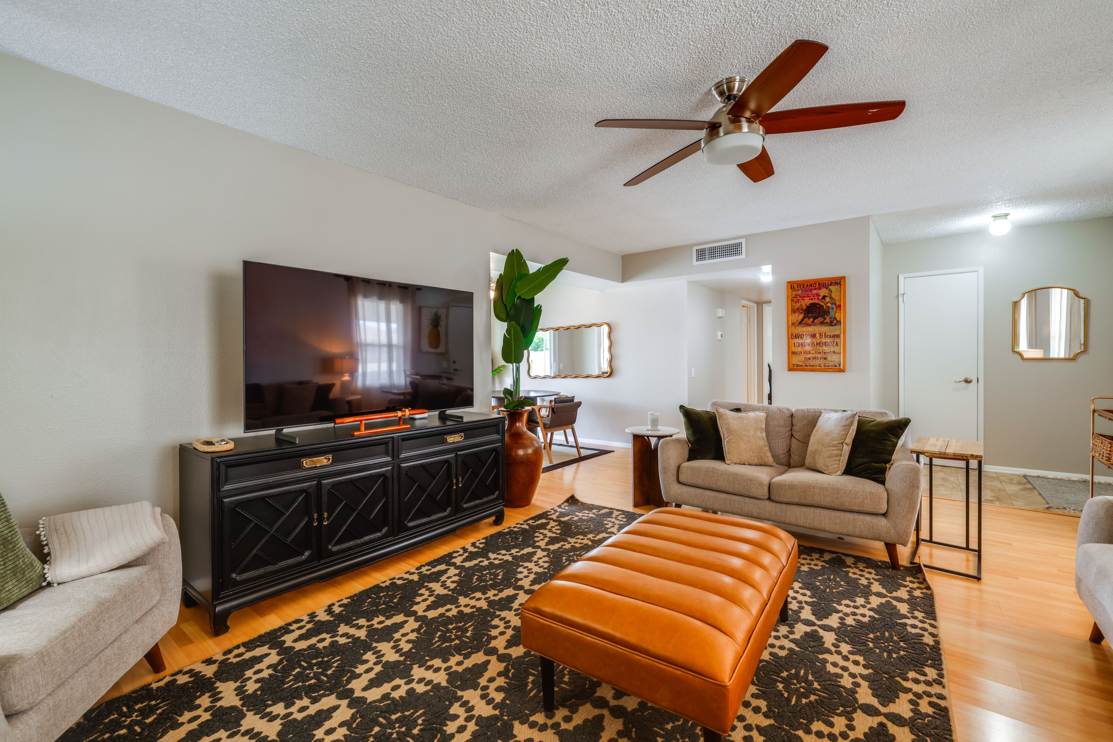 Living Room | Free WiFi | Smart TV
