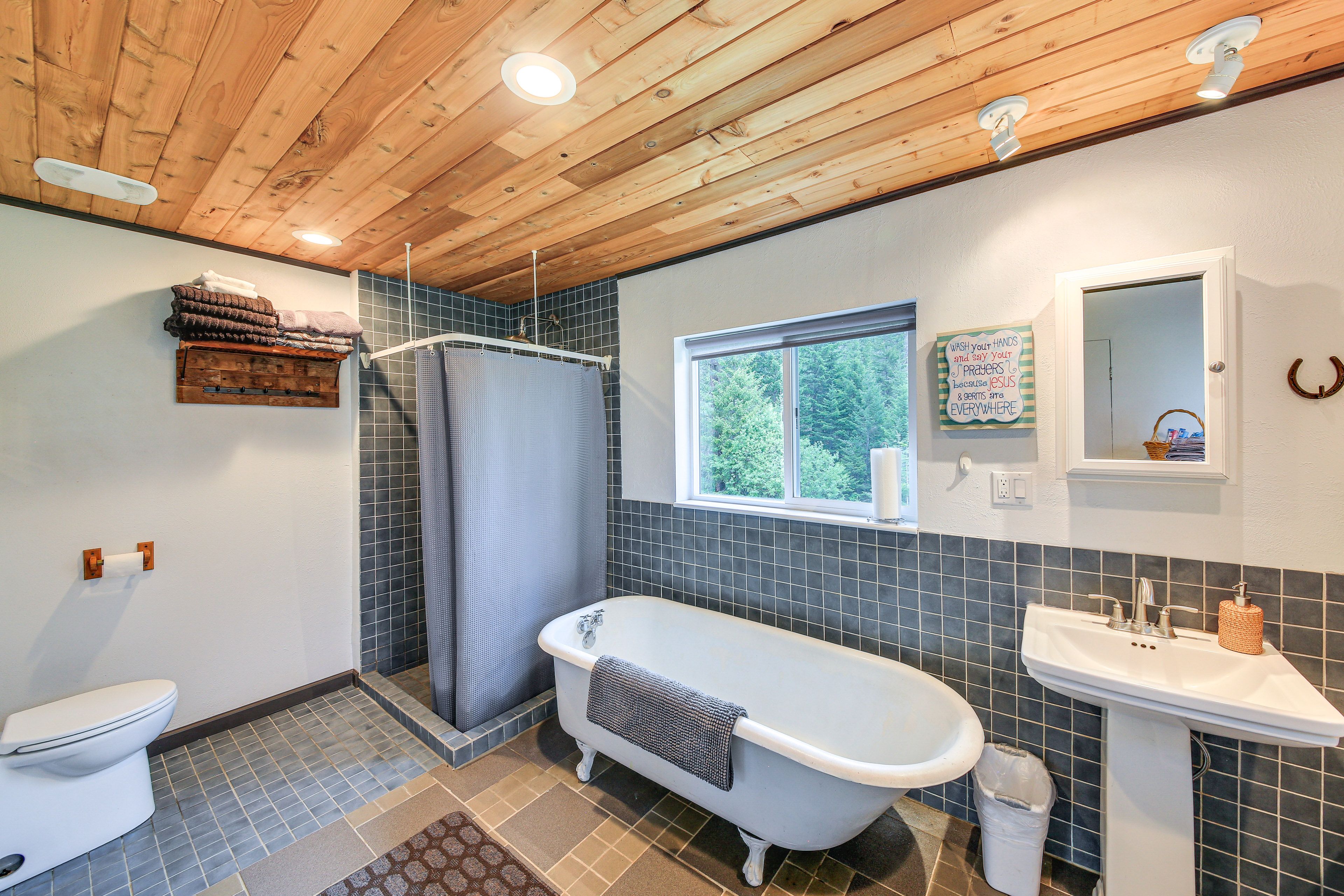 Full Bathroom | Towels Provided