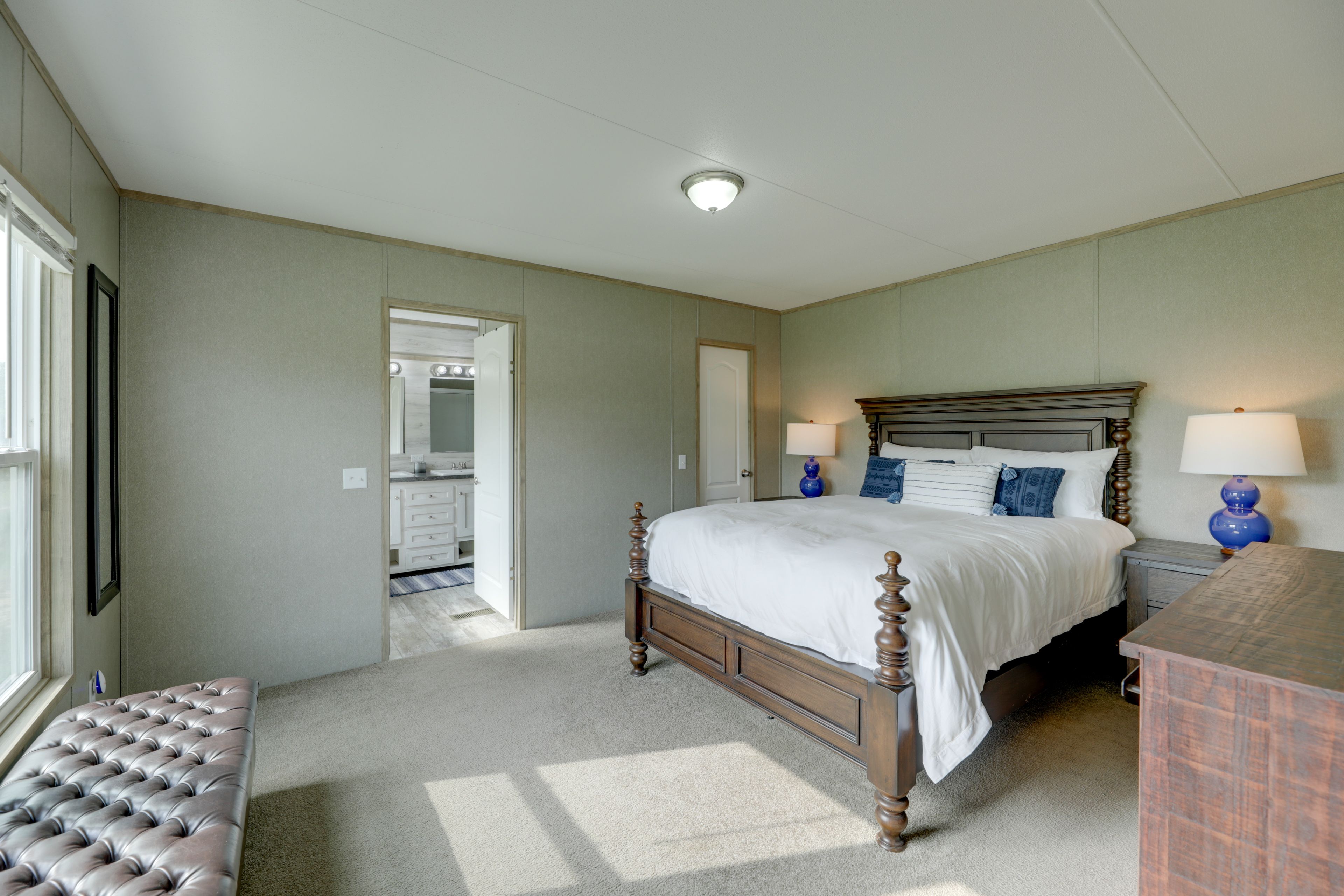 Bedroom 1 | Queen Bed | En-Suite Bathroom