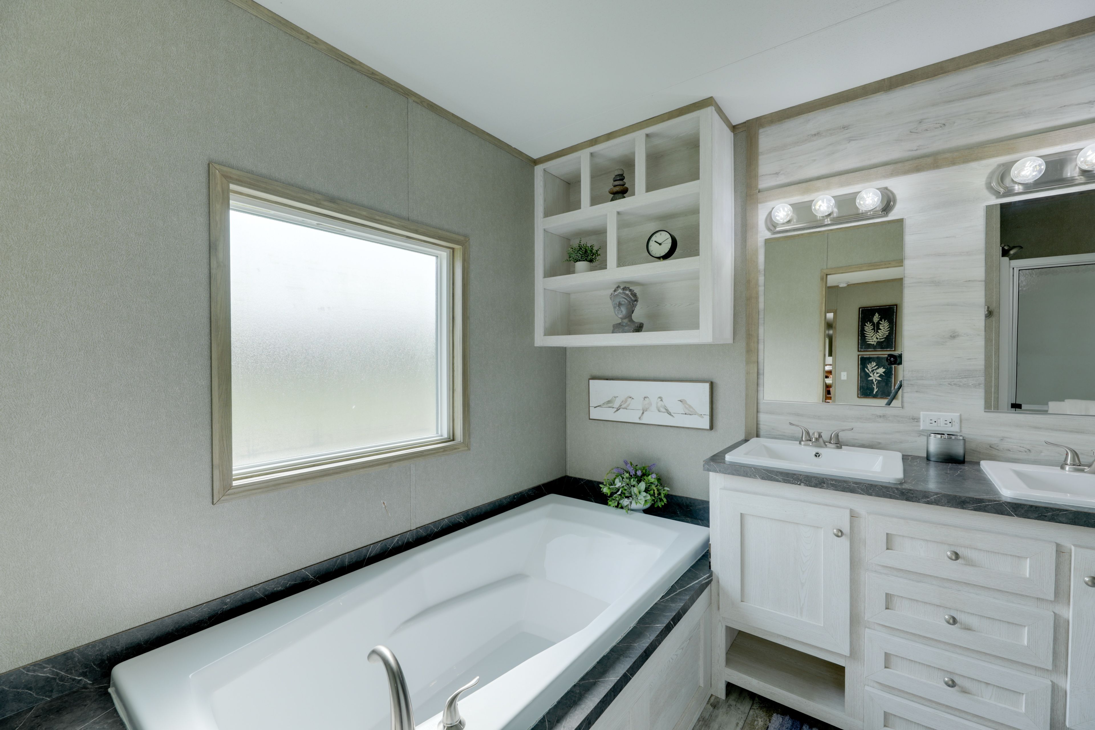 En-Suite Bathroom | Tub & Shower
