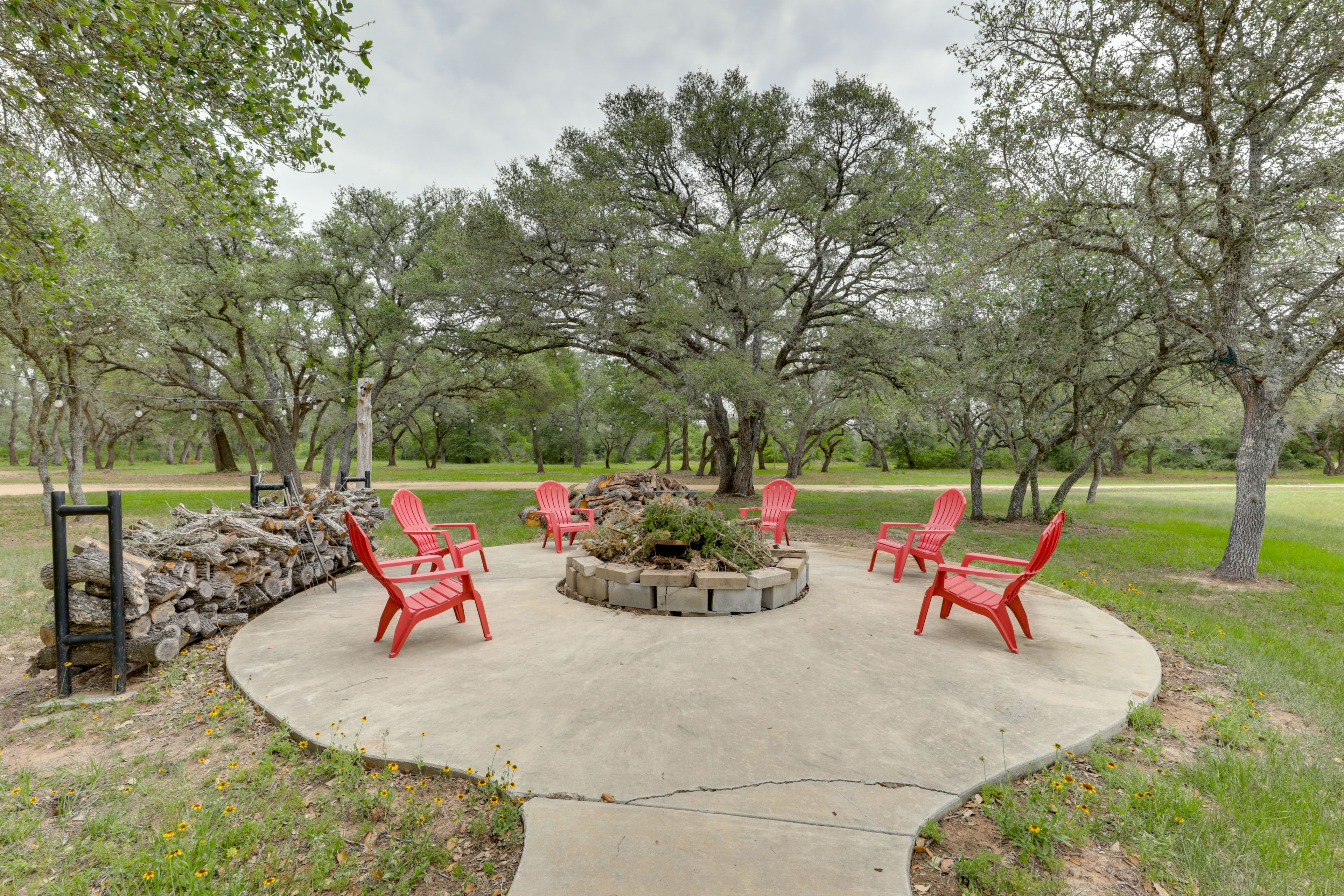 Shared Outdoor Amenities & Lake Access