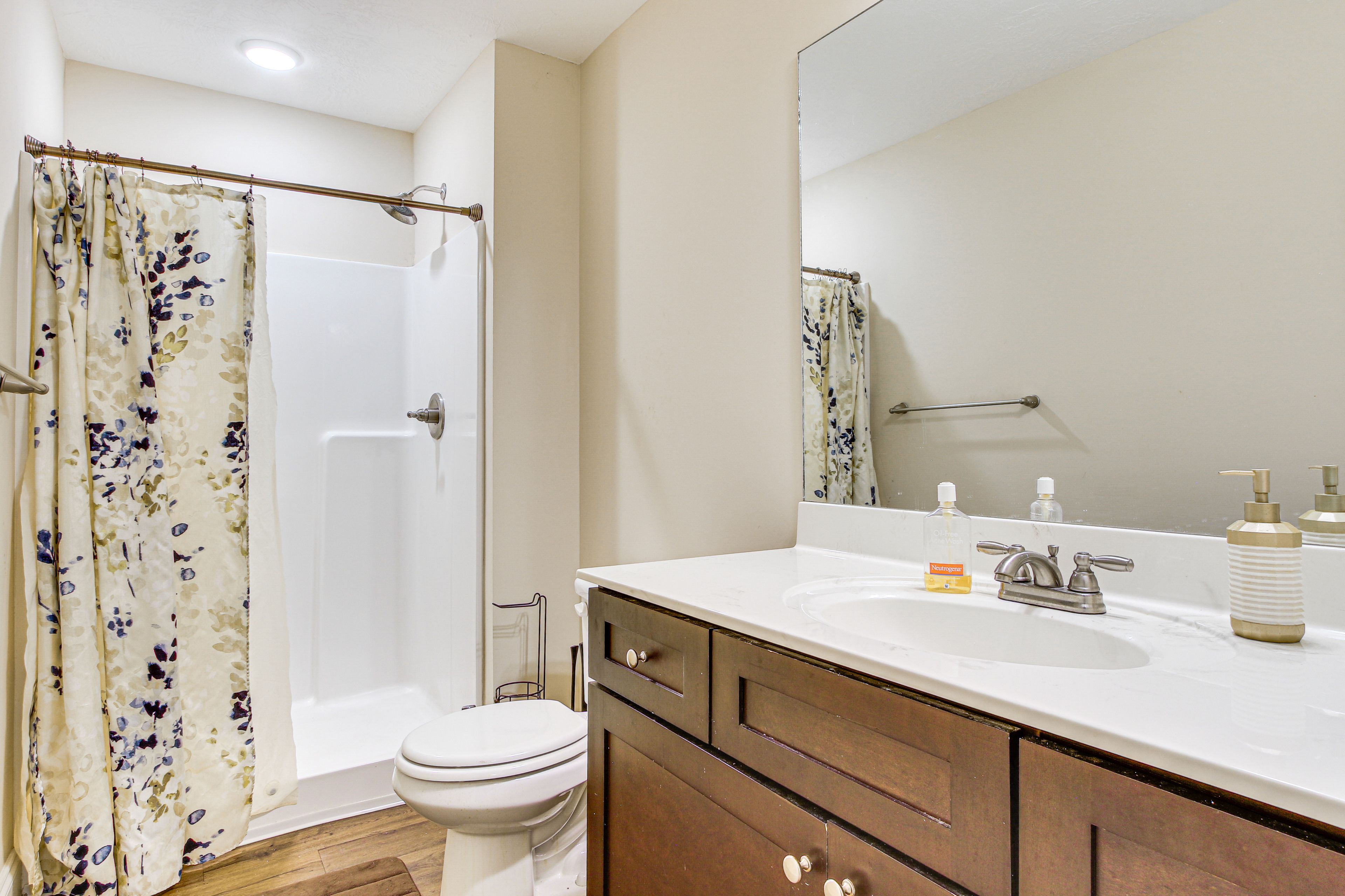 Full Bathroom | 2nd Floor