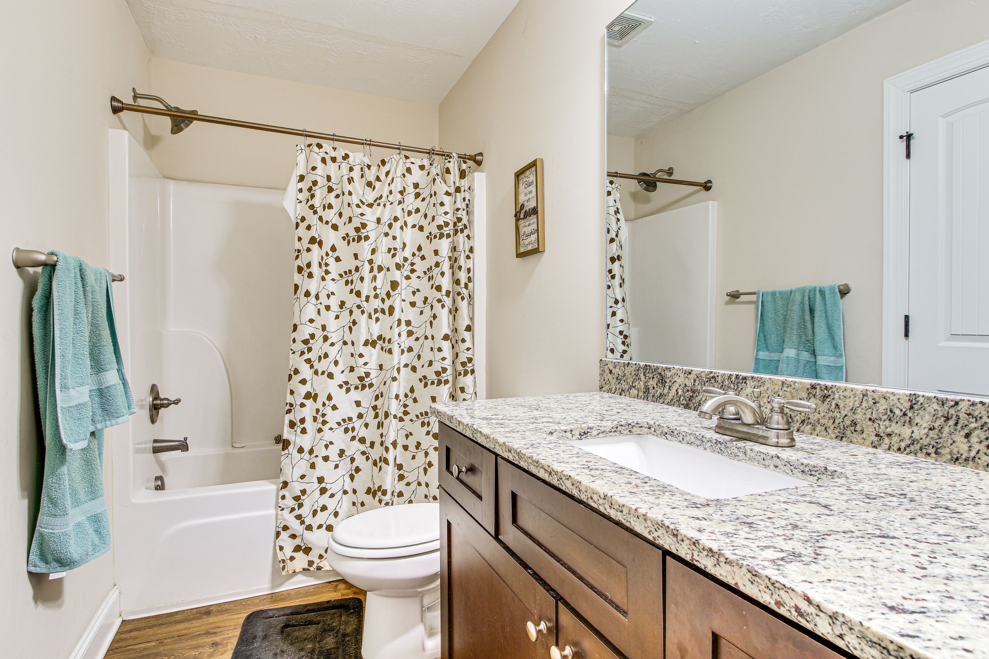Full Bathroom | 2nd Floor | Complimentary Toiletries