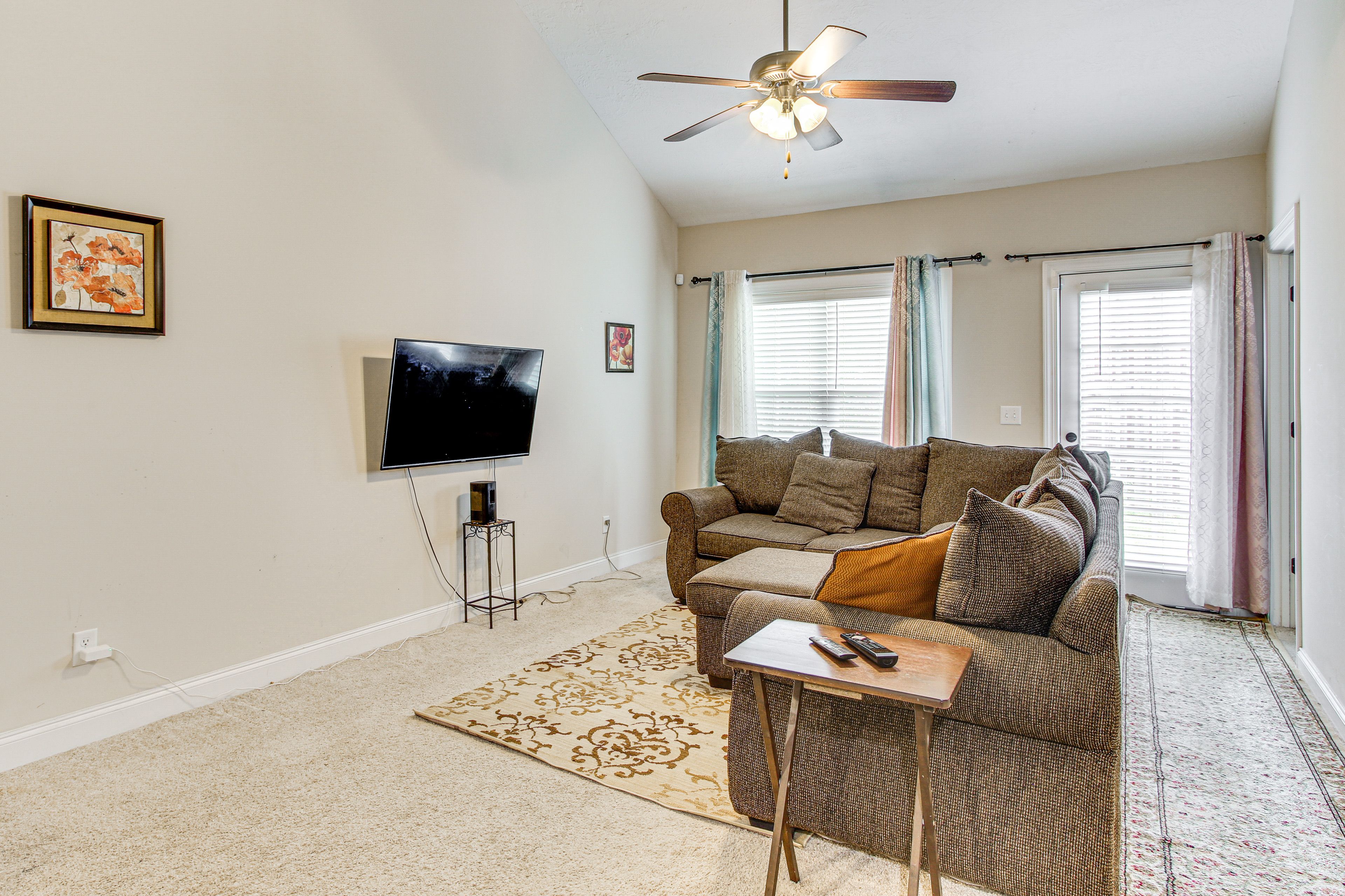 Living Room | 1st Floor | Free WiFi | Central A/C & Heat | Smart TV