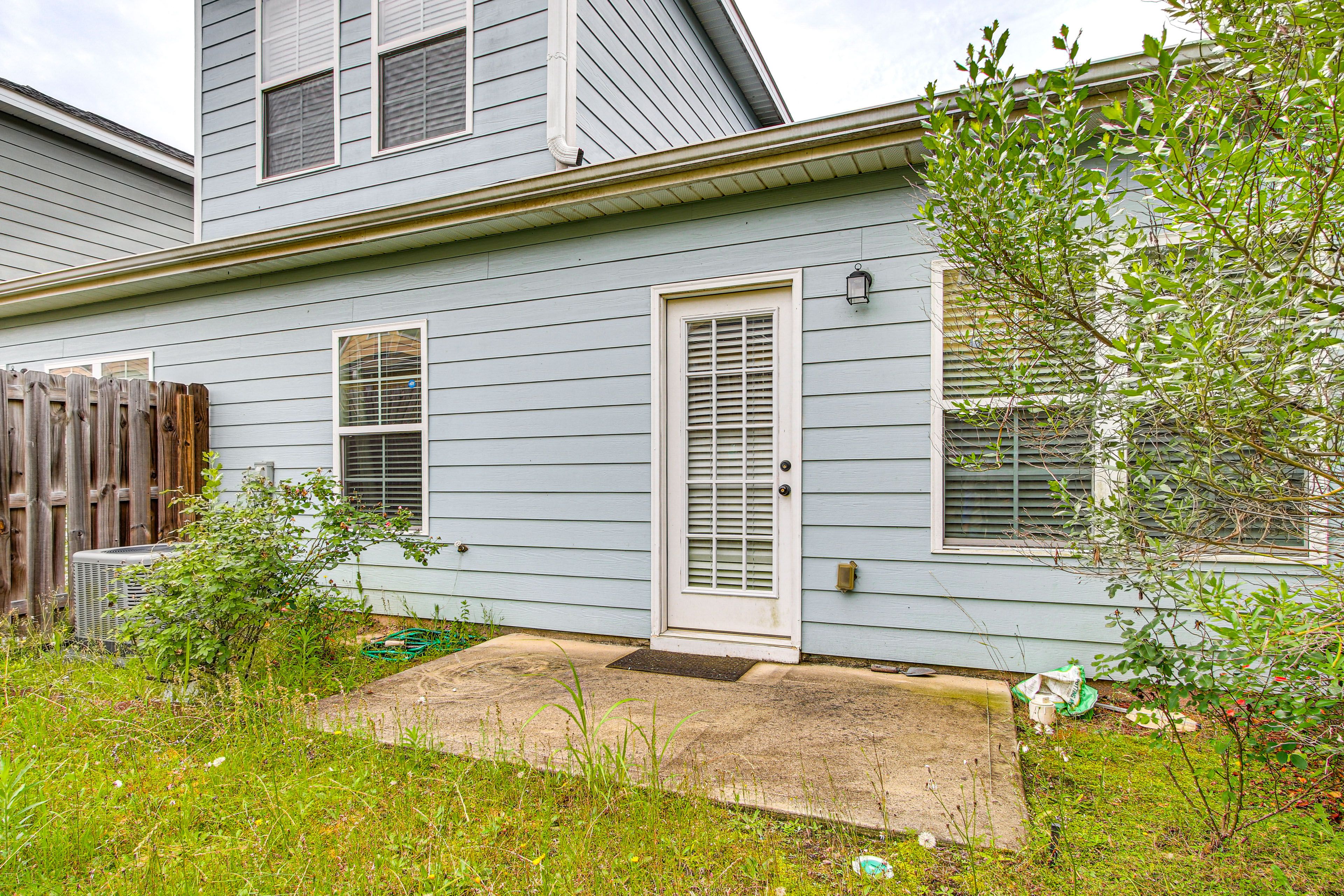 Private Backyard (Fenced)
