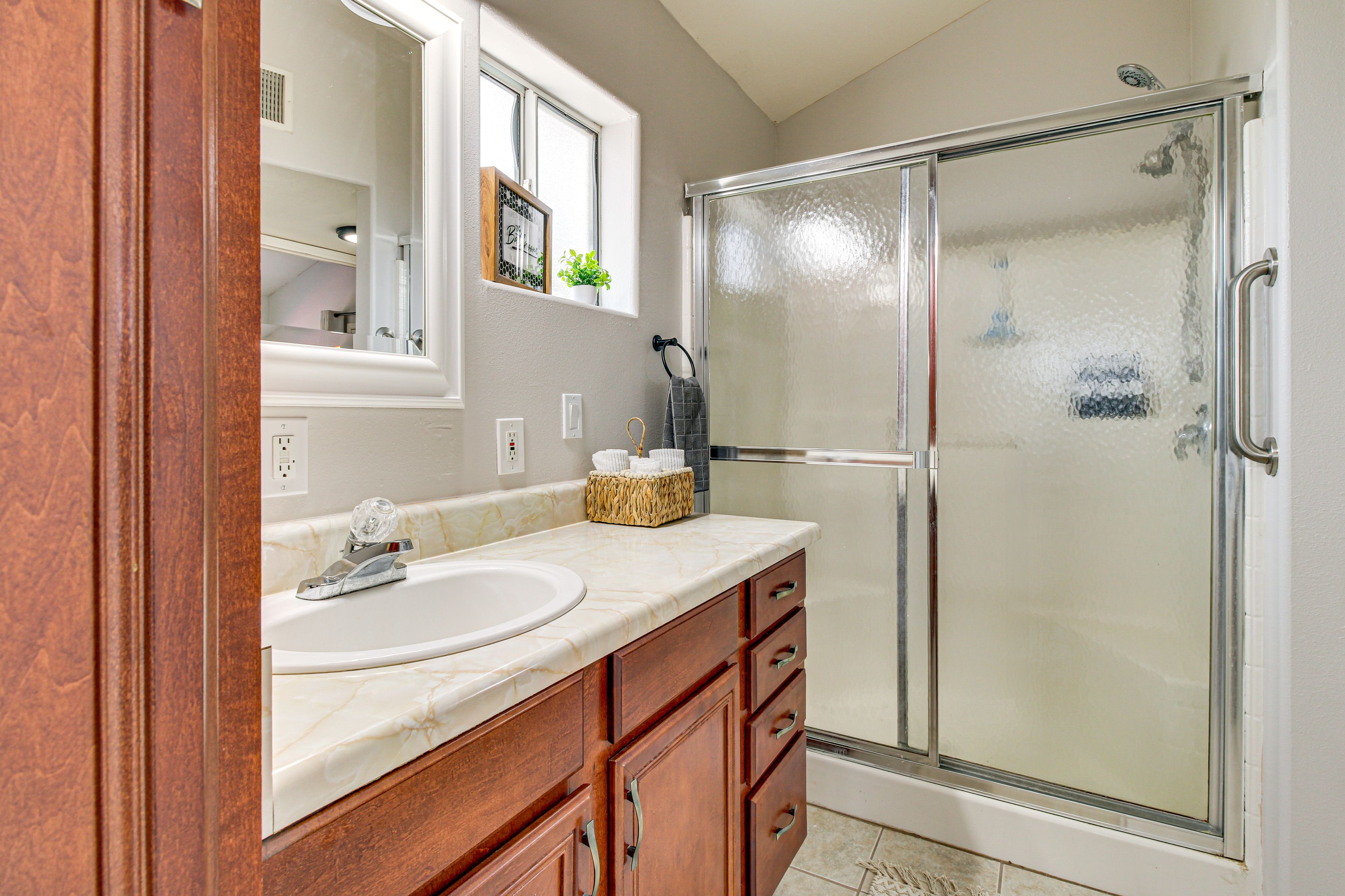 Full Bathroom | 2nd Floor | Towels Provided