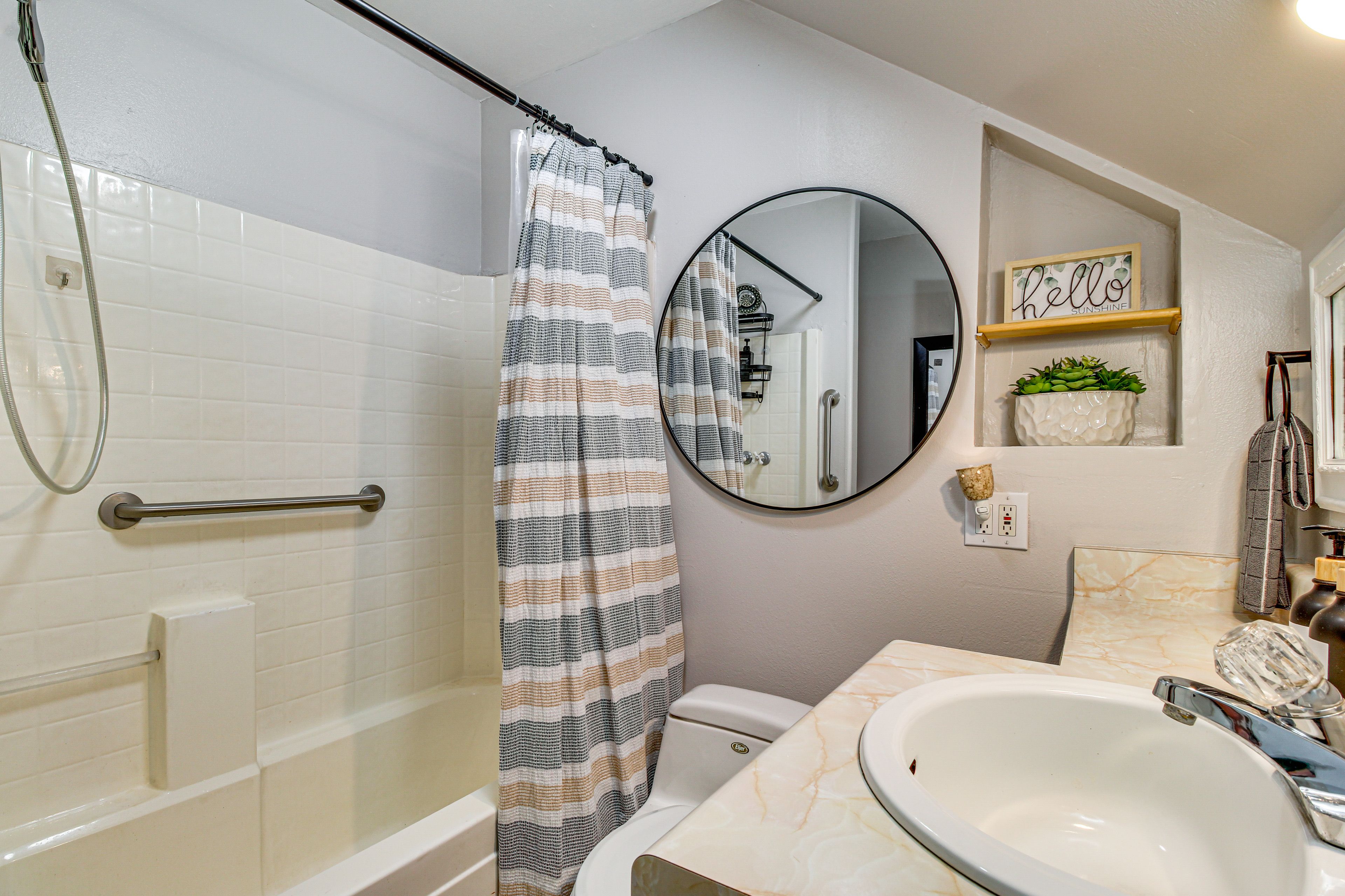Full Bathroom | 1st Floor | Shower/Tub Combo