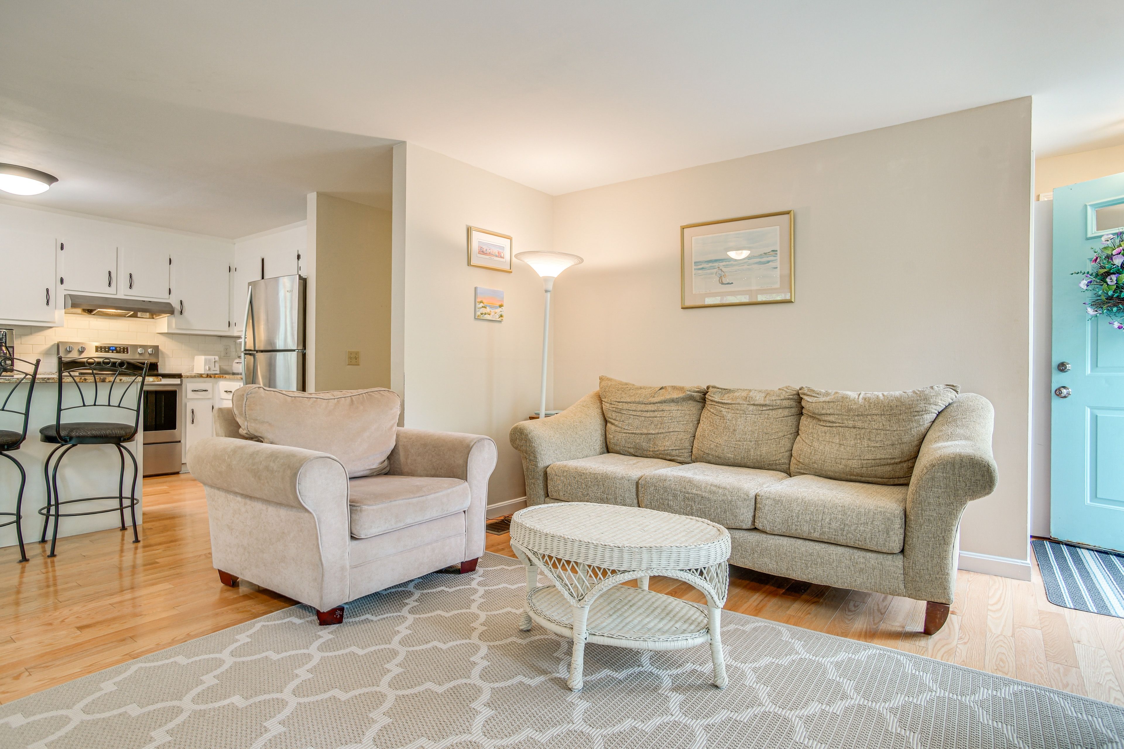 Living Room | Free WiFi | TV | Main Level