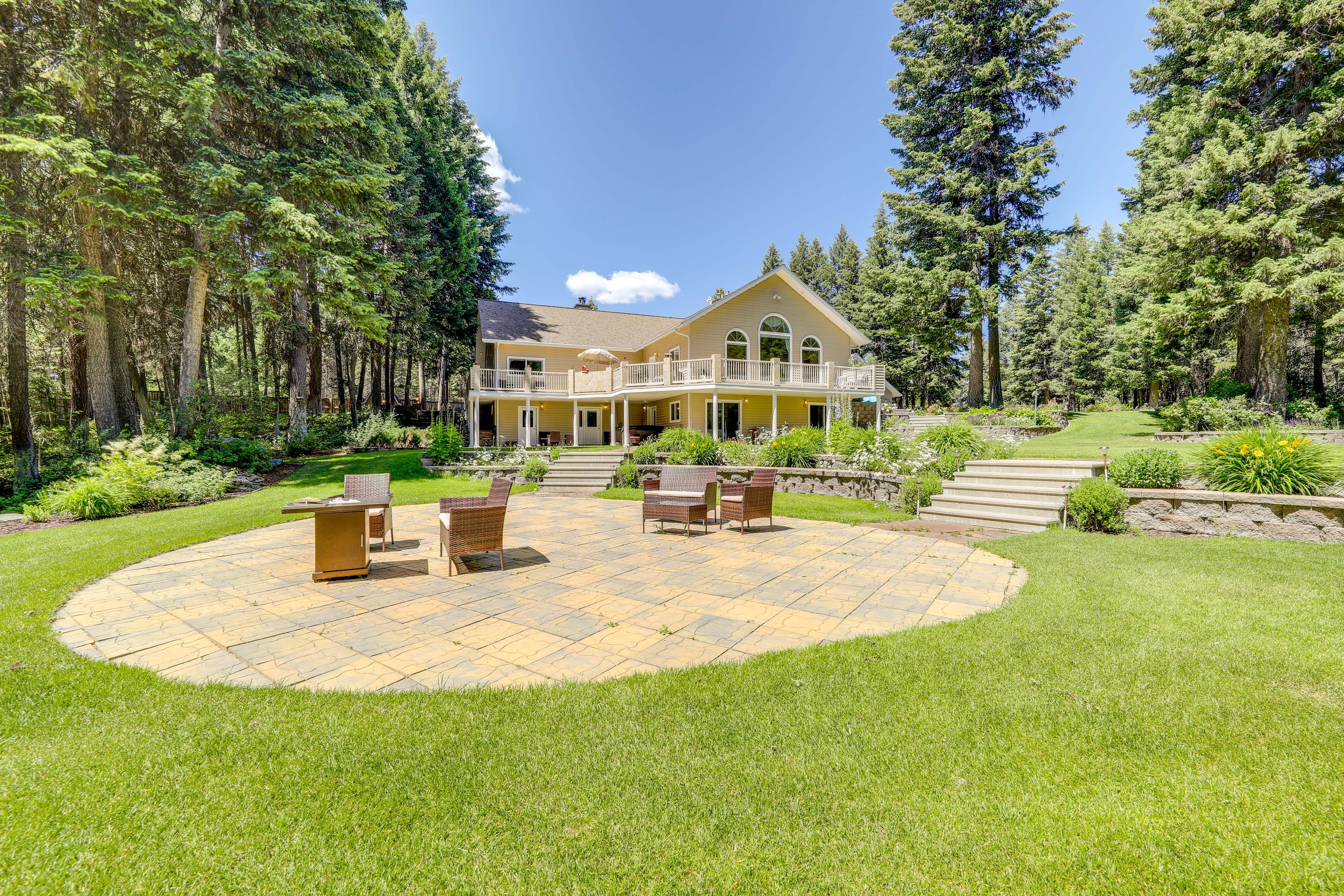 Shared Backyard | Dining Area
