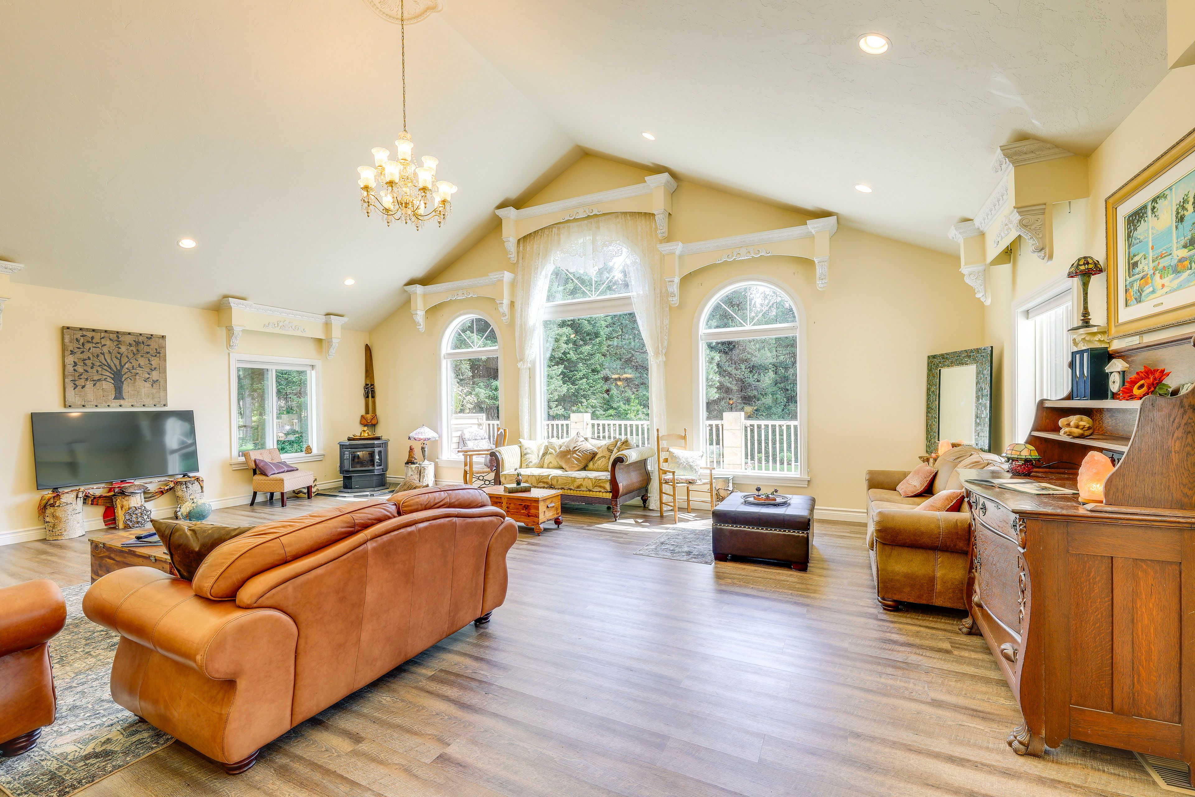 Living Room | Smart TV | Pellet Stove | Free WiFi | Queen Sleeper Sofa