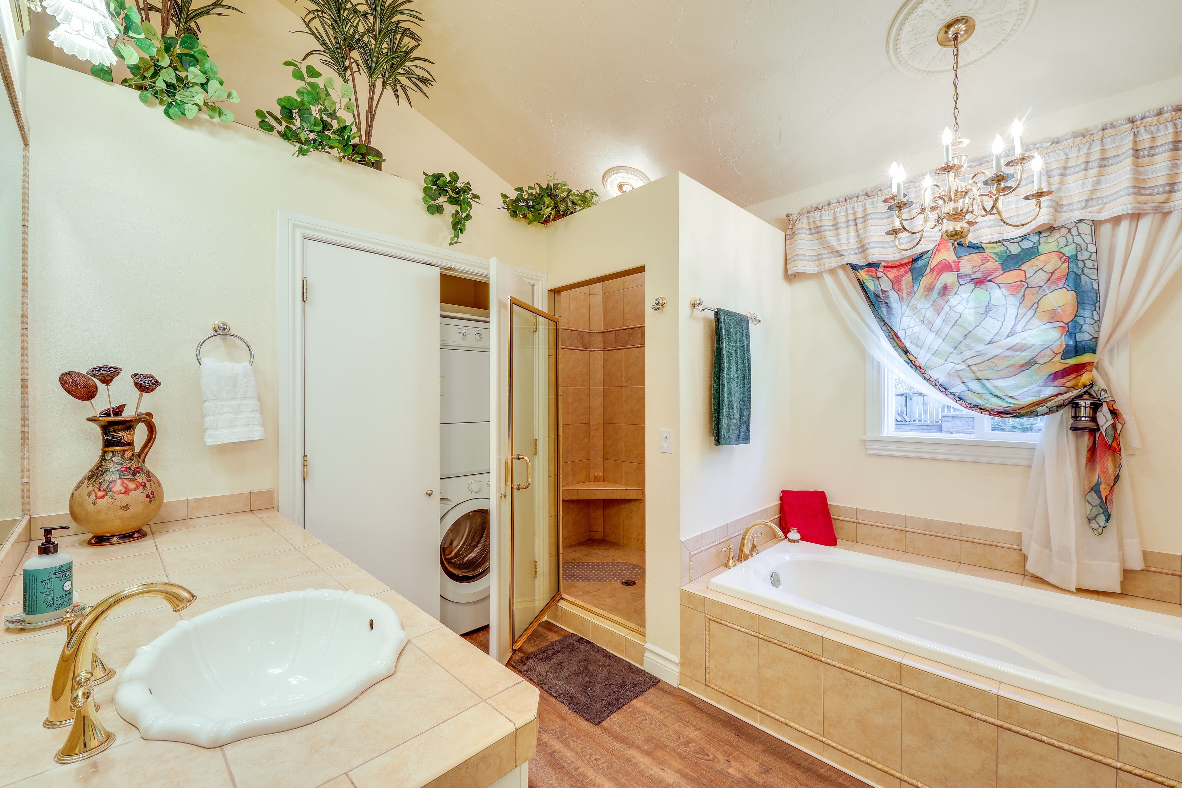 En-Suite Bathroom | Towels & Linens Provided | Washer & Dryer