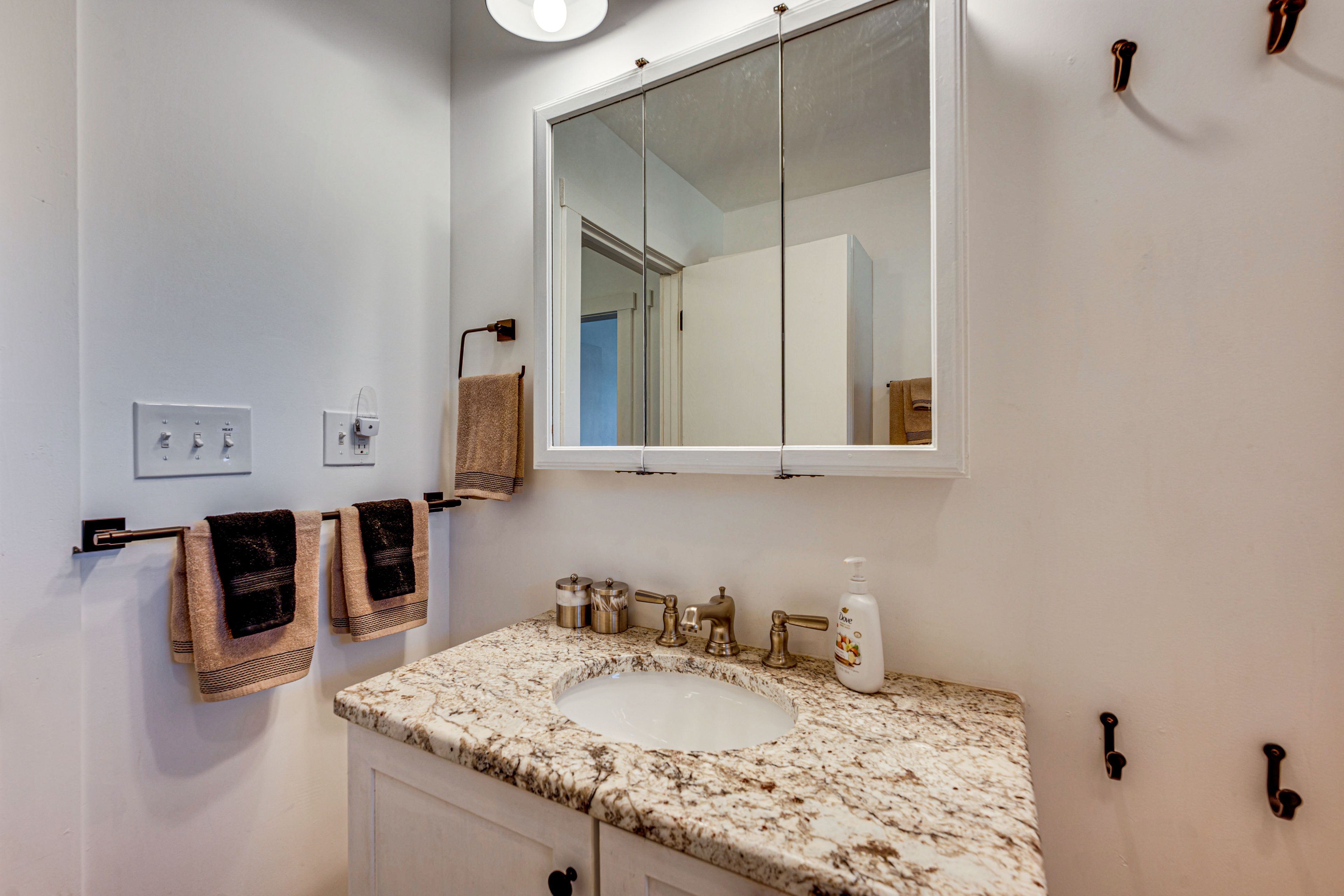 Full Bathroom | Towels Provided | Main Floor