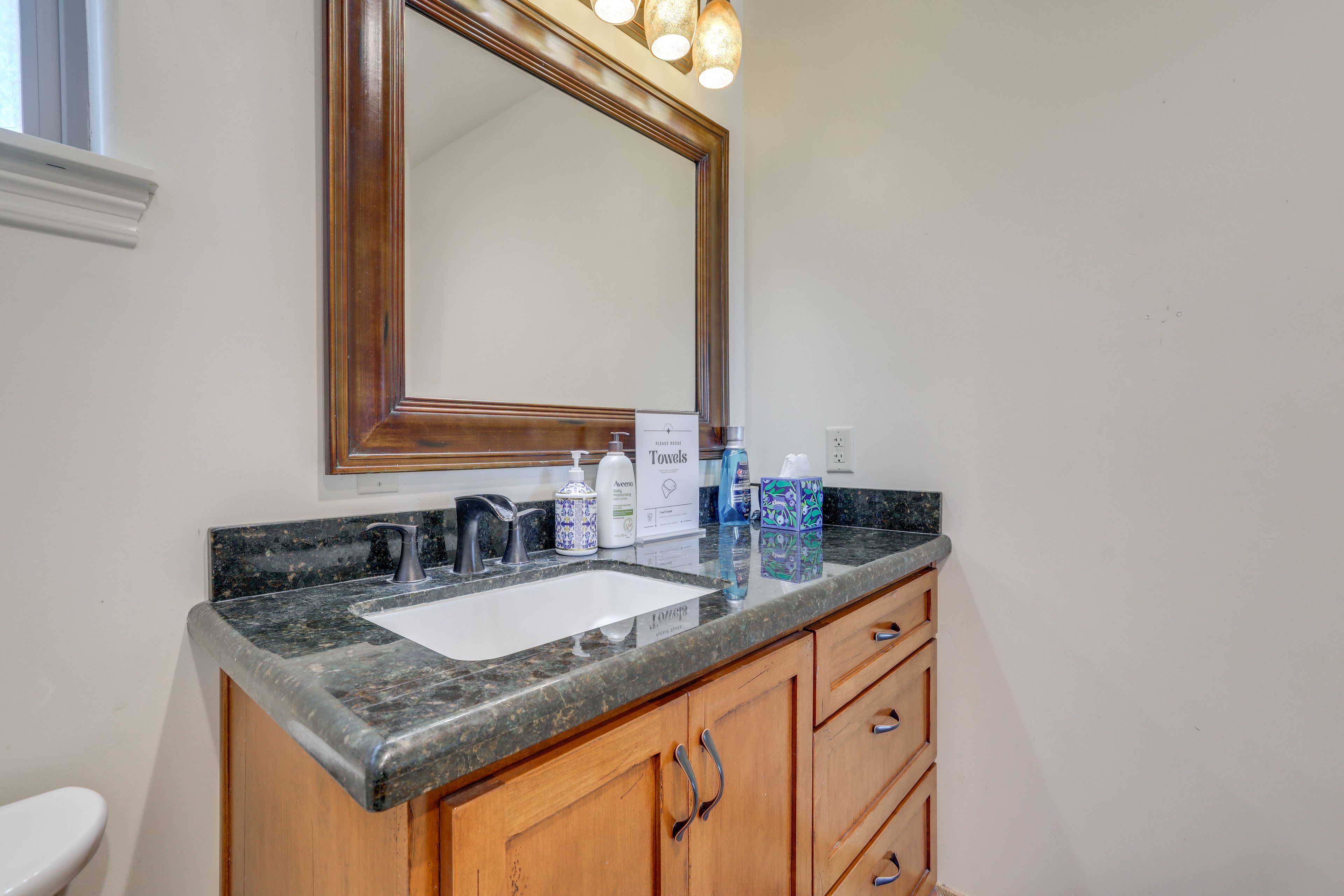 Full Bathroom | Towels Provided