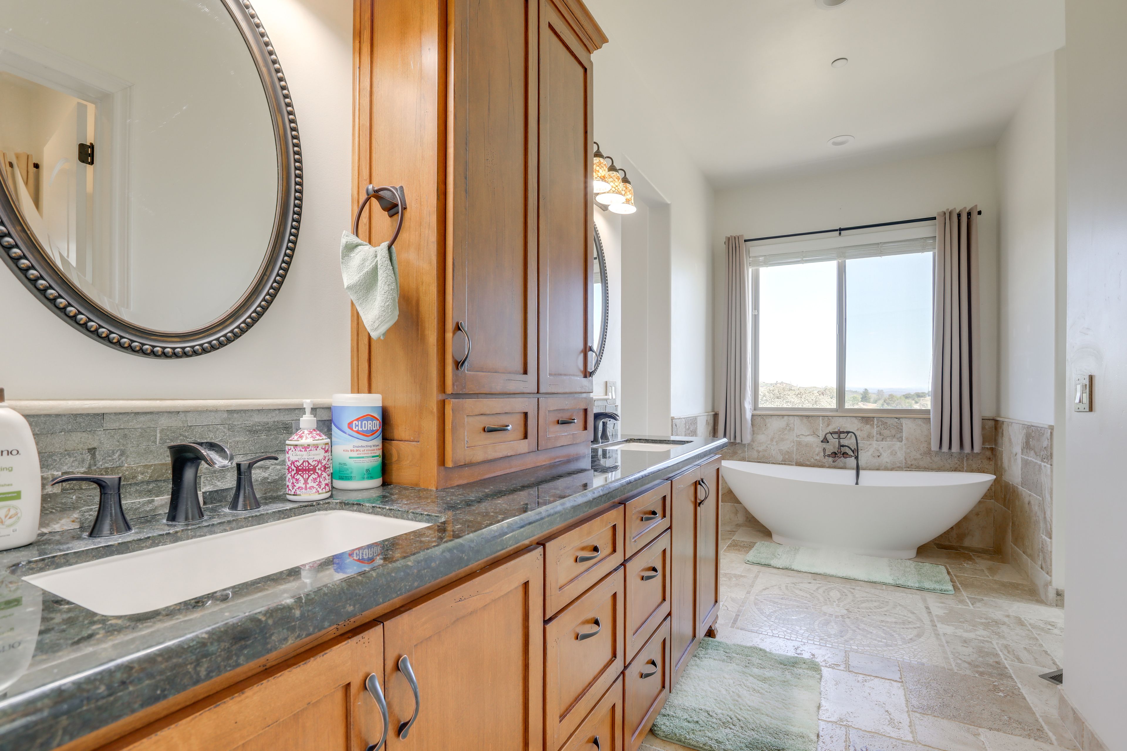 Full Bathroom | Towels Provided