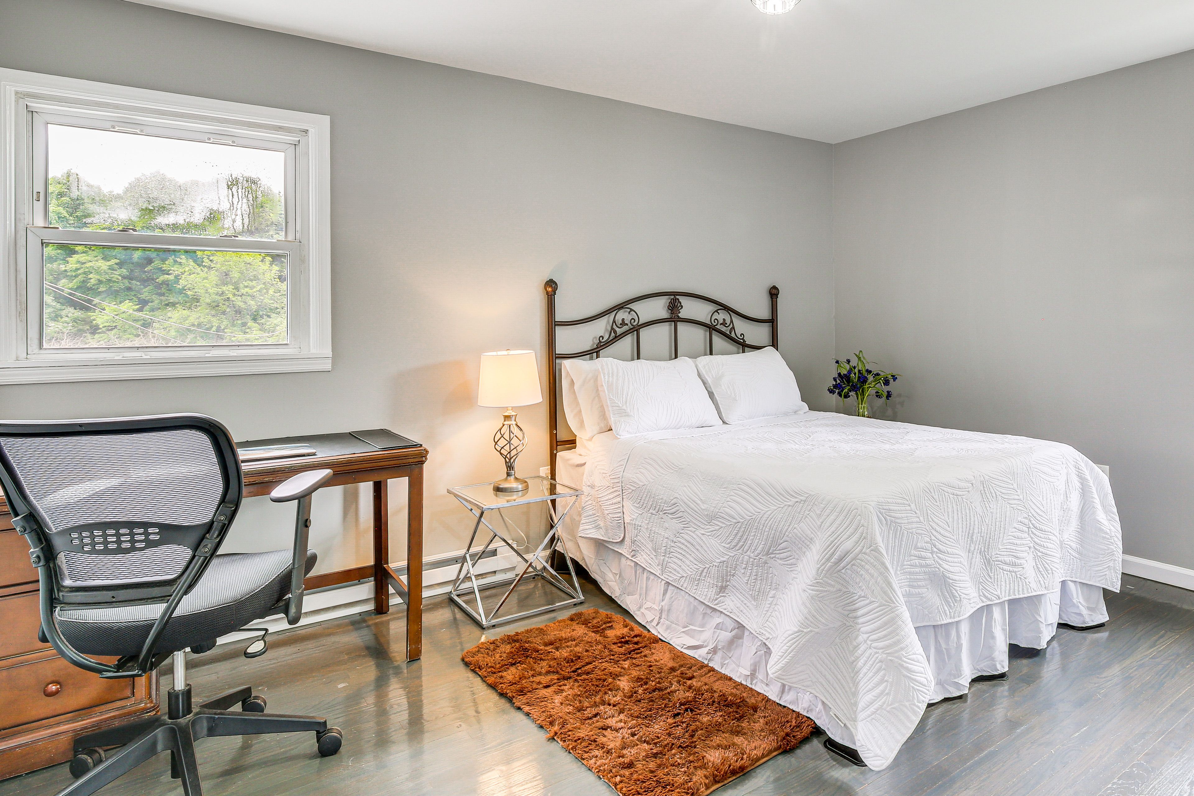 Bedroom 2 | Queen Bed | Main Floor
