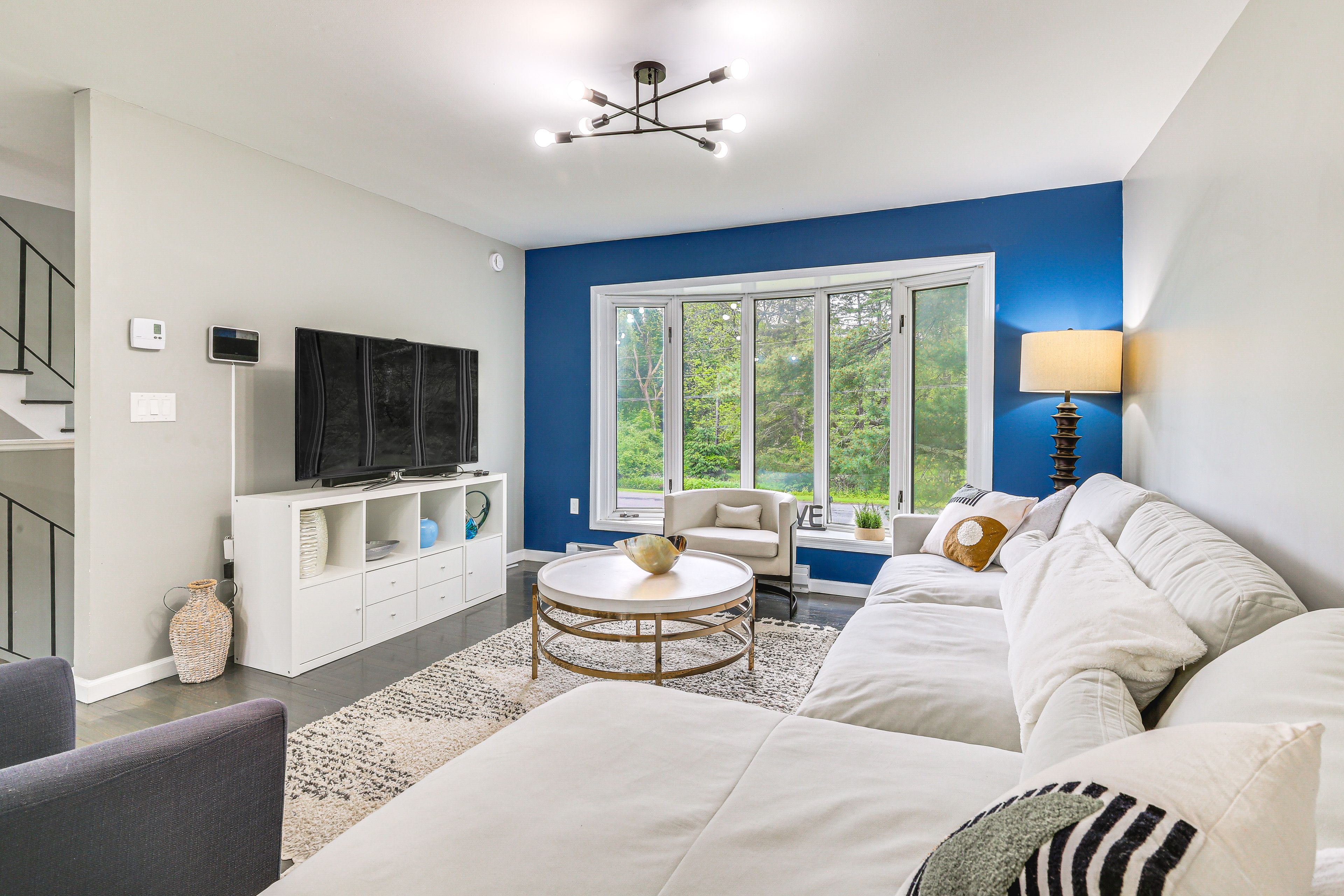 Living Room | Free WiFi | Smart TV | Main Floor