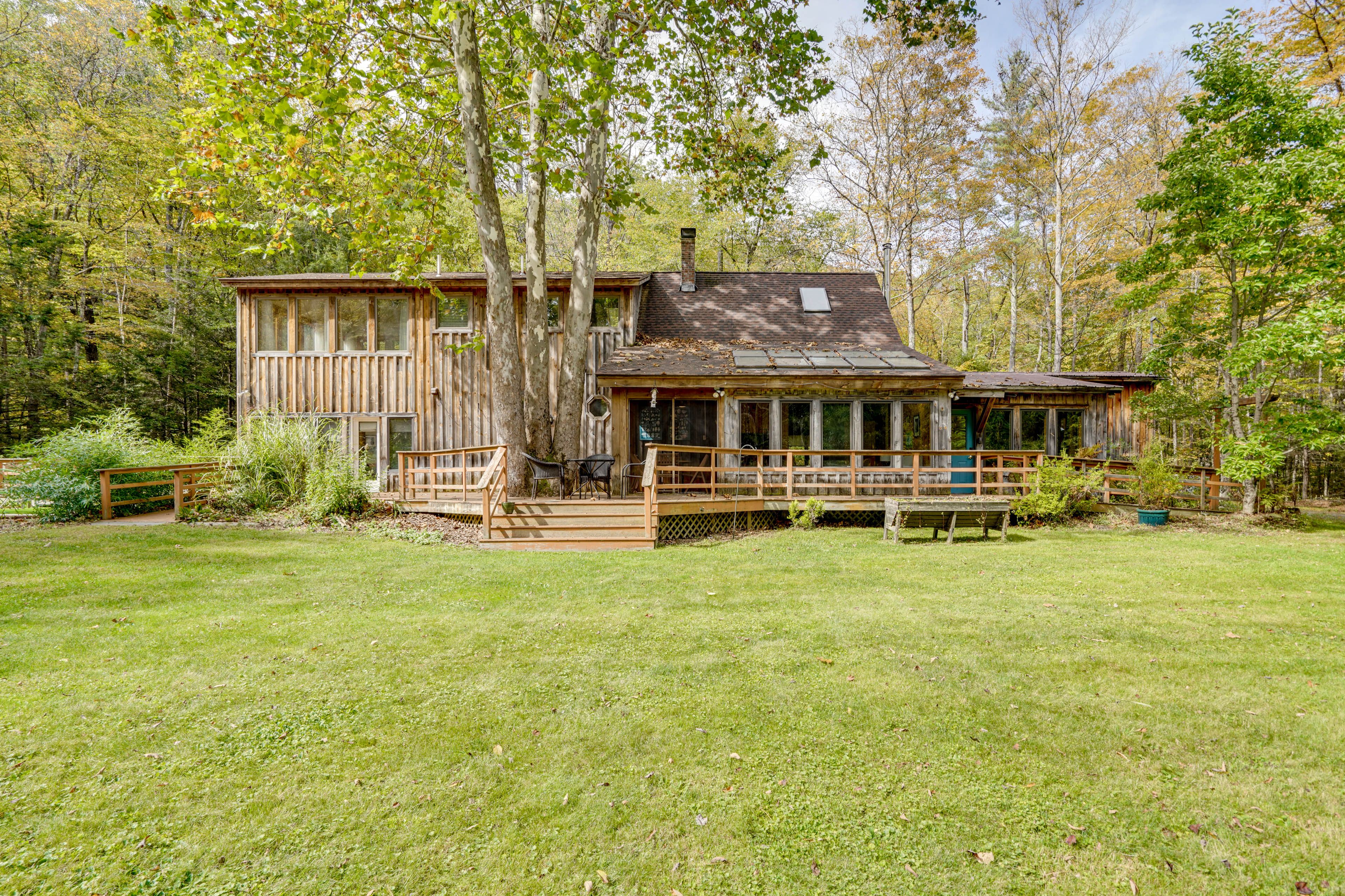 House Exterior | Deck | Fire Pit | Yard Games